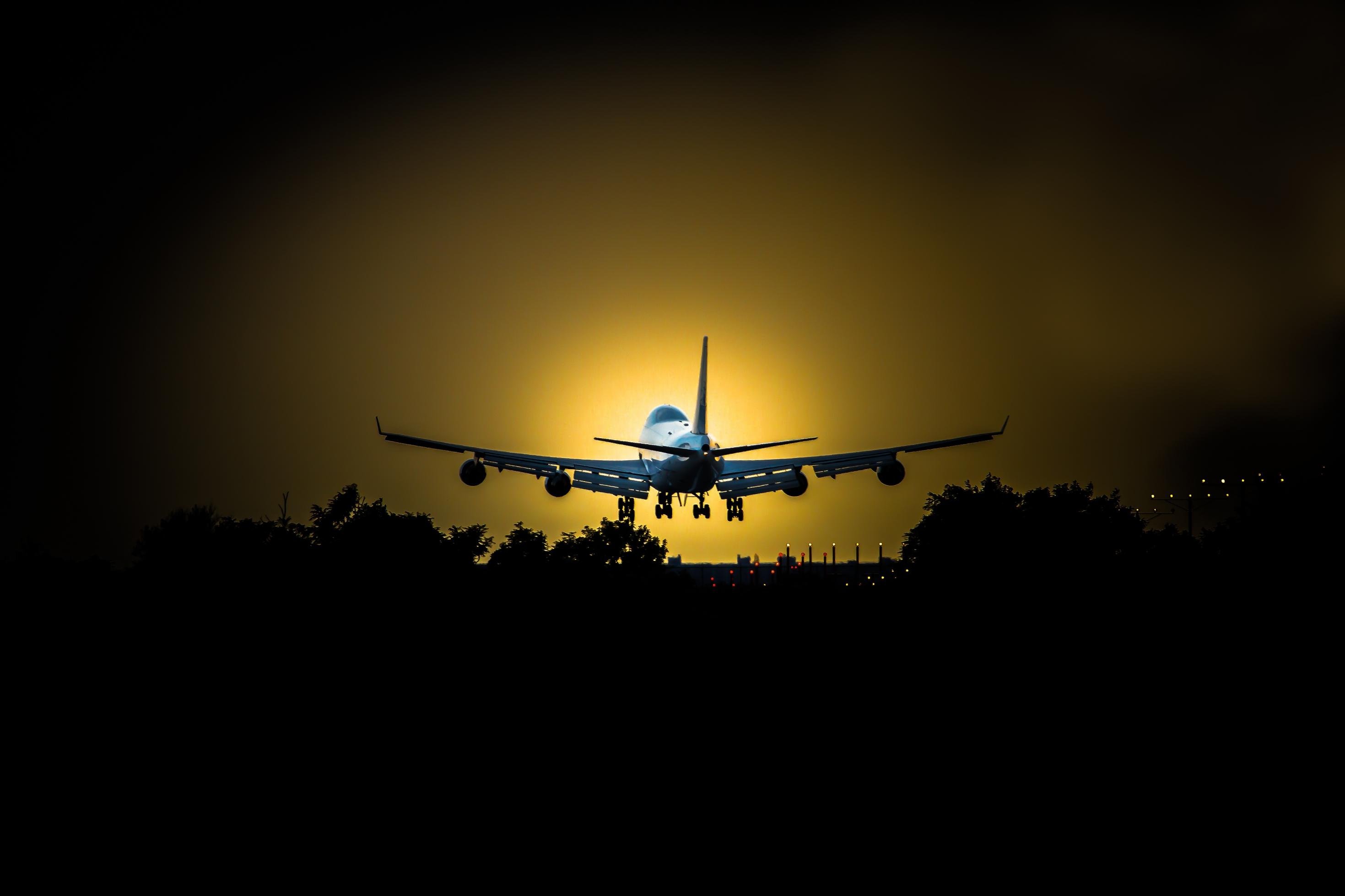 Flugzeug startet vor einem Sonnenuntergang