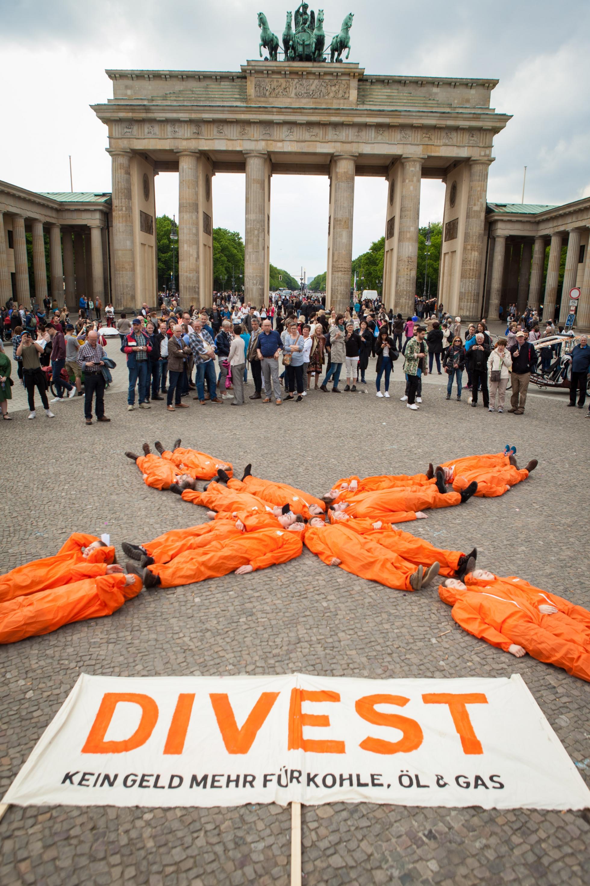 „Fossil Free Berlin“ demonstriert vor dem Brandenburger Tor für den Investitionsausstieg aus CO2-intensiven Industrien