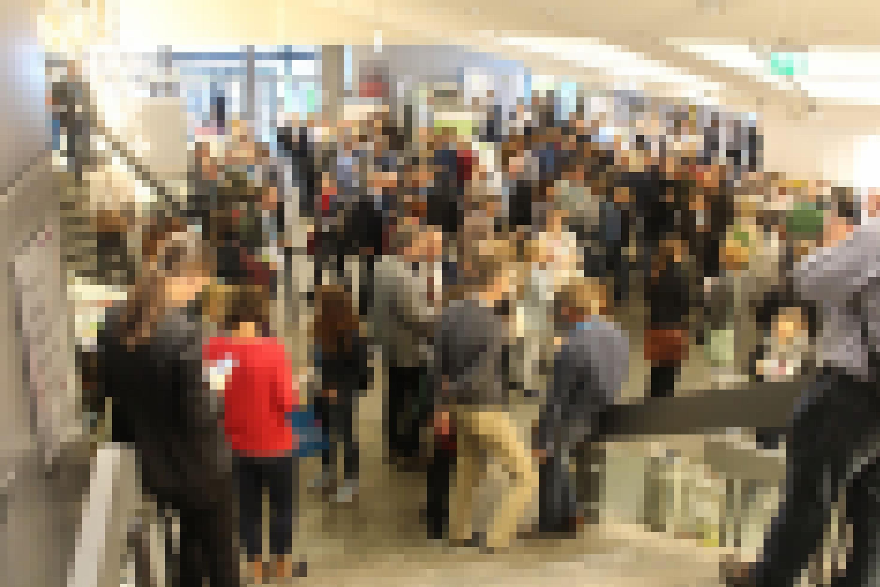 Blick auf das Foyer der CAU mit der Ausstellung der Verbände und Organisationen