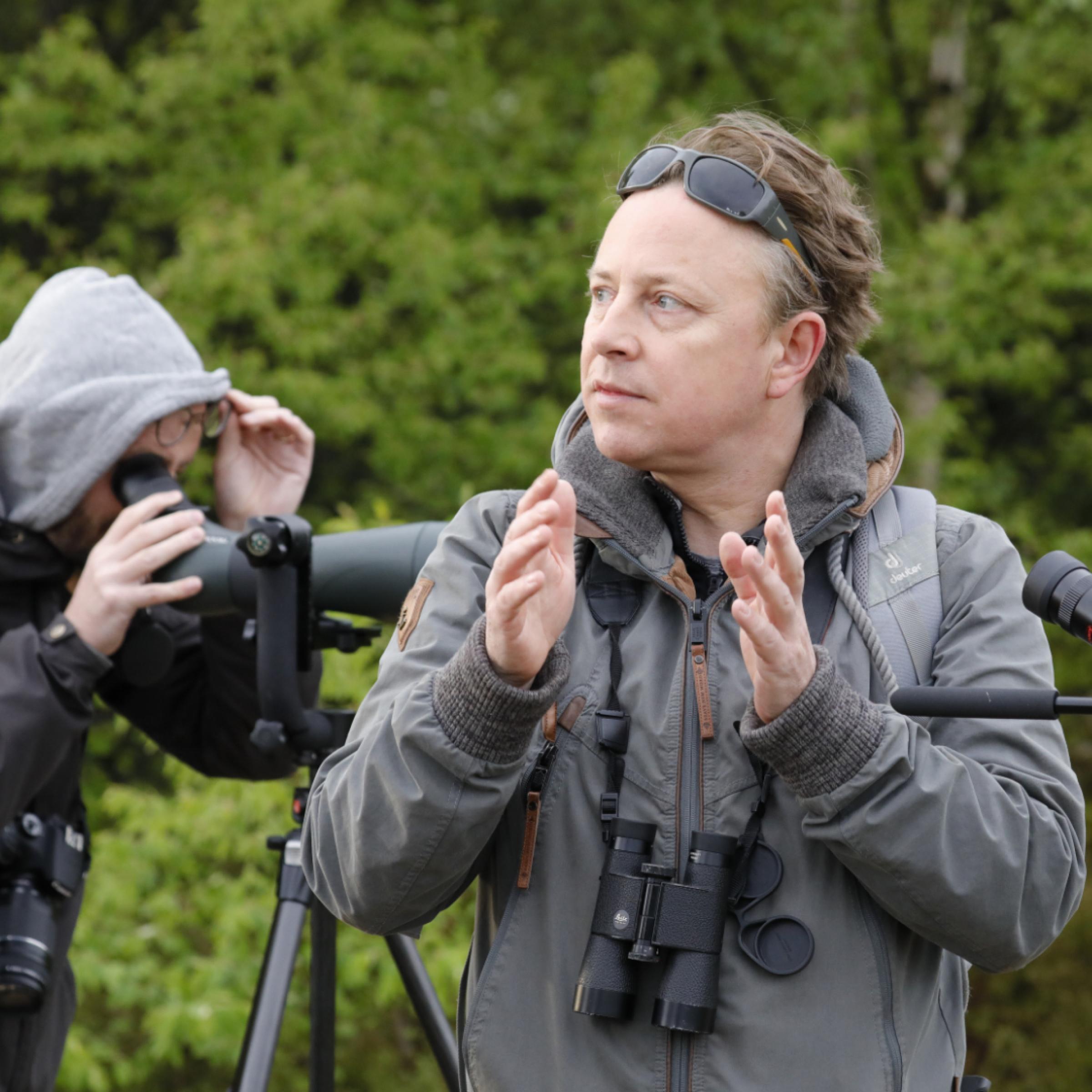 Franz Lindinger, Vogelbeobachter und Tontechniker, erklärt einer Gruppe von Beobachtern die Unterschiede zwischen verschiedenen Vogellauten