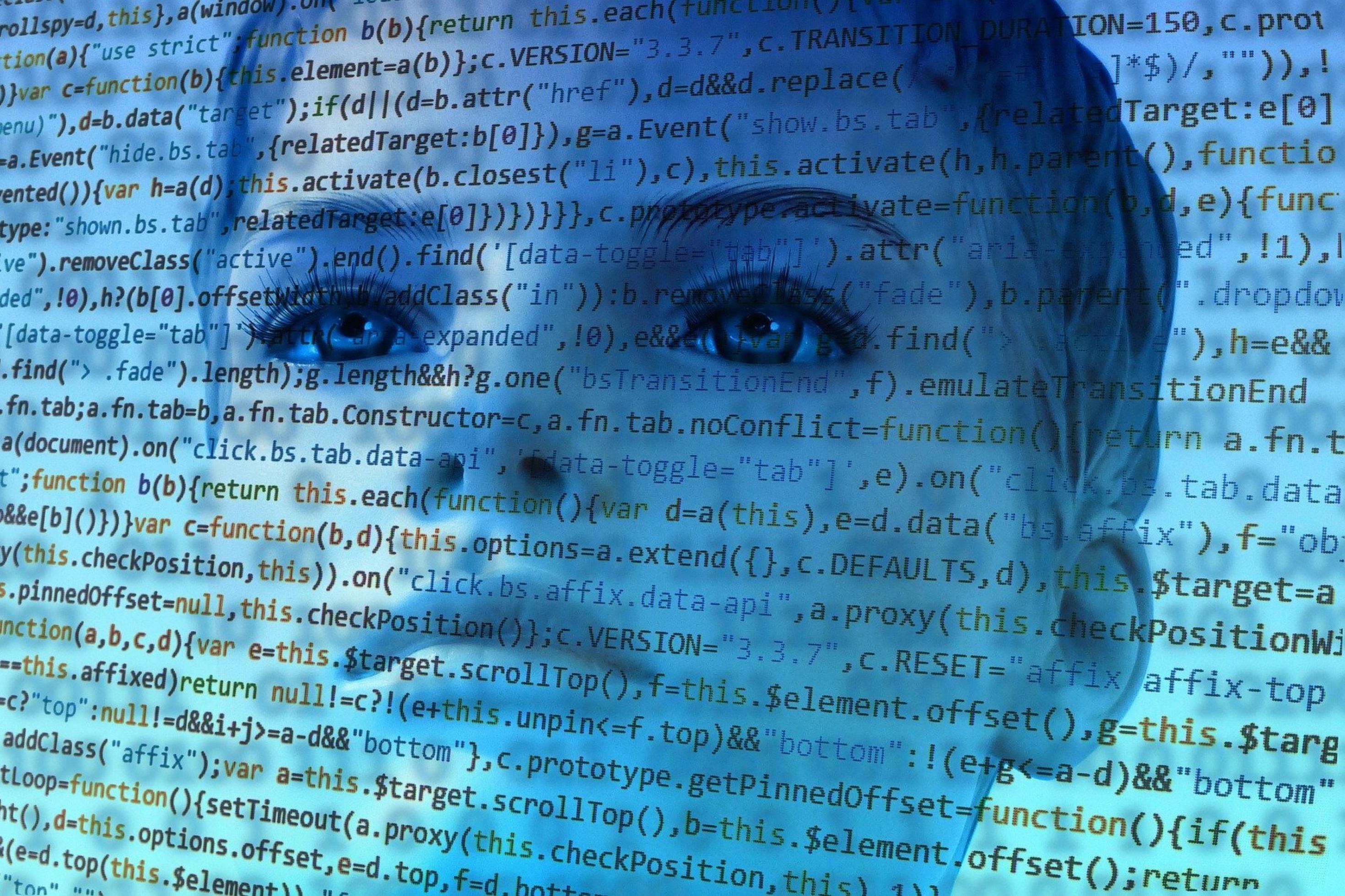 Das Gesicht einer Frau hinter transparentem Software-Code