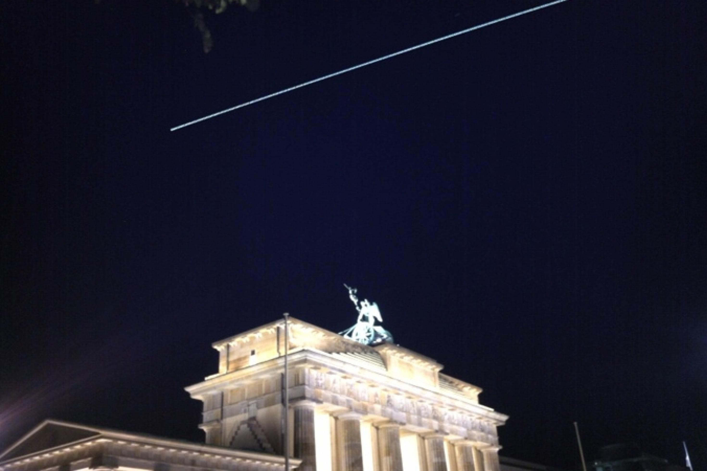 Das Brandenburgertor in Berlin im Dunkeln.