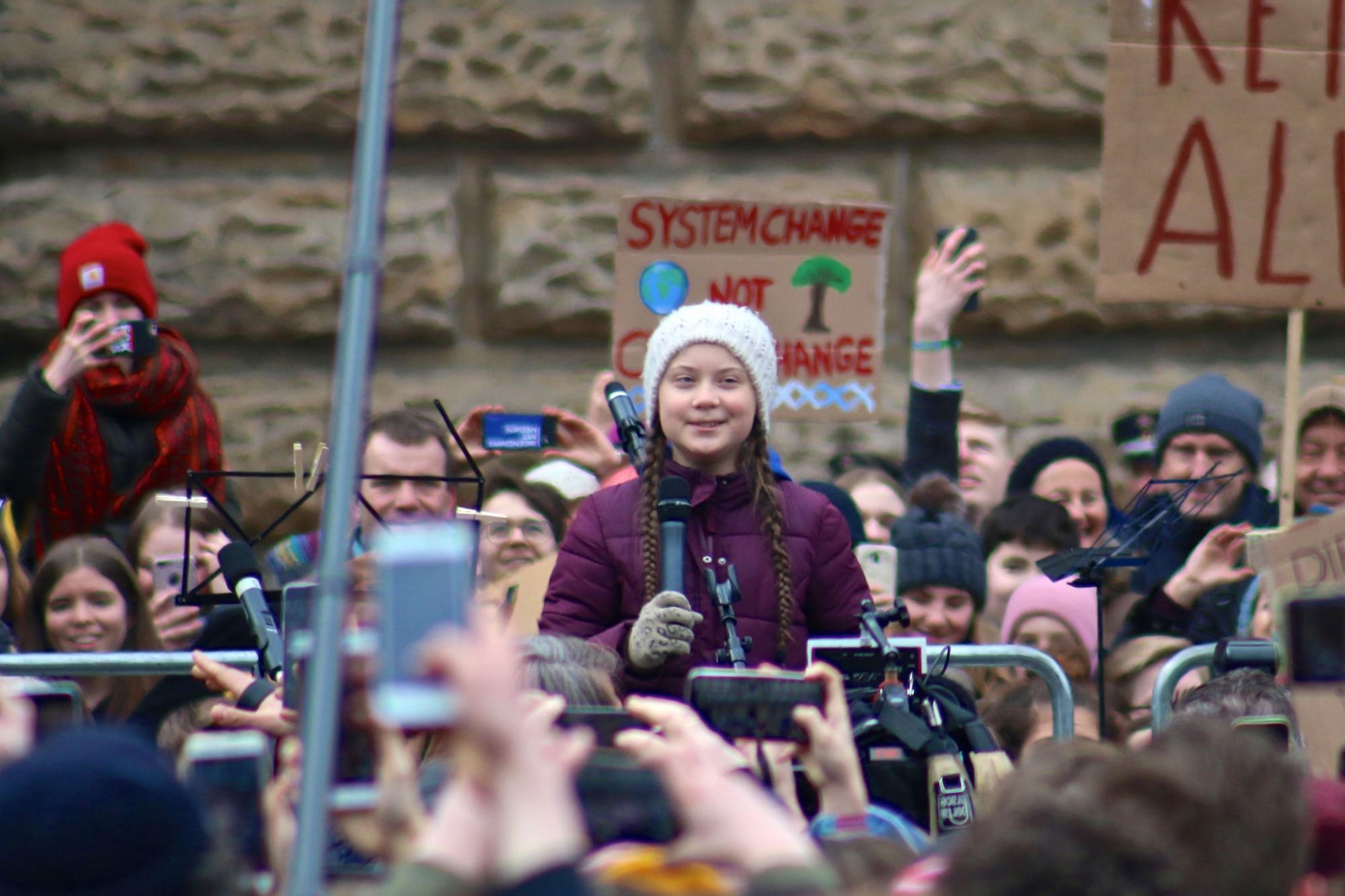 Am Mikrophon steht eine junge, schmächtige Frau mit langen Zöpfen unter einer weißen Strickmütze. Moin, sagt Greta Thunberg als erstes. „Wir streiken, weil wir unsere Hausaufgaben gemacht haben, aber die haben es nicht.“