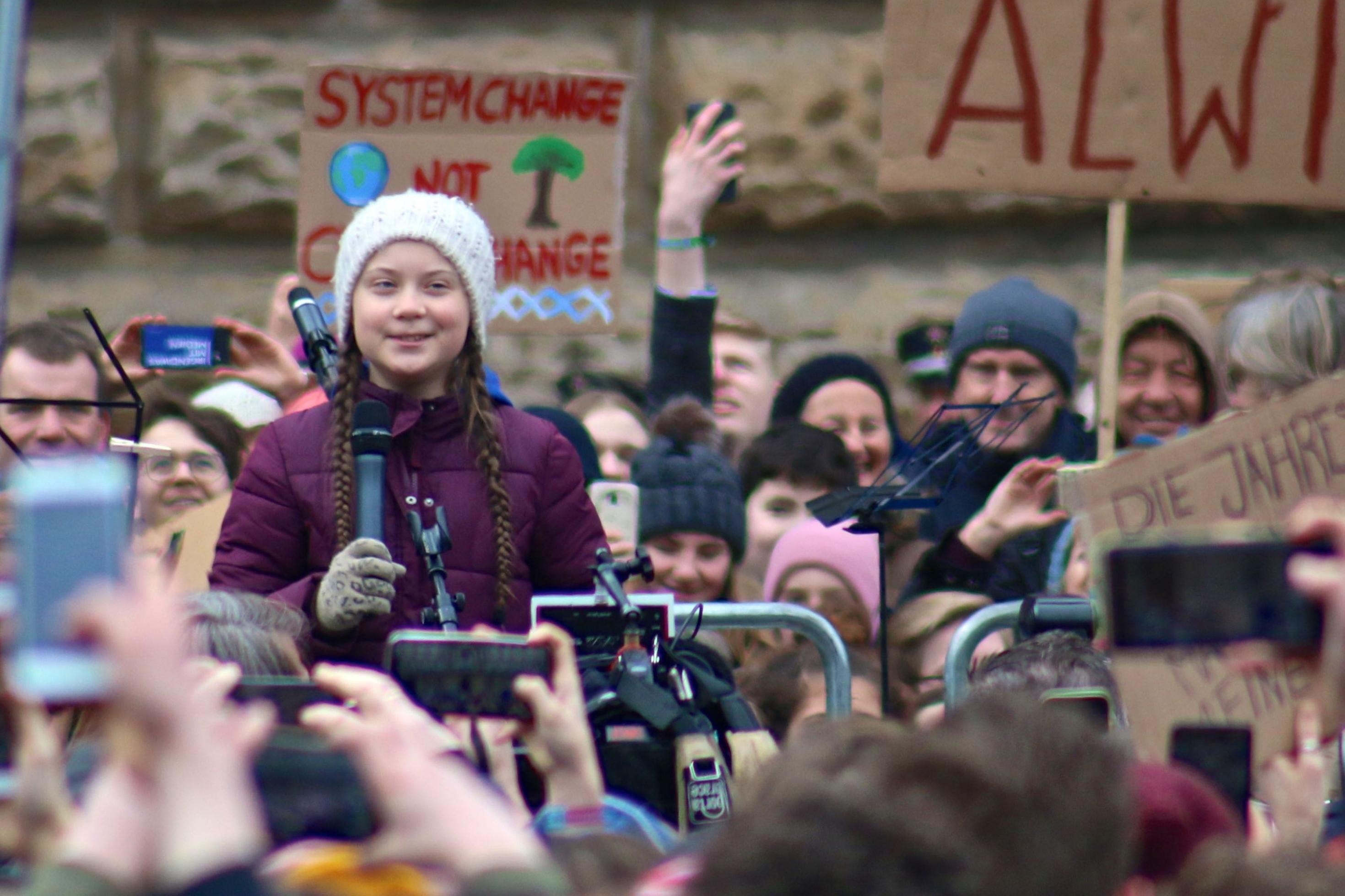 Die 16-jährige schwedische Schülerin Greta Thunberg steht in einer weinroten Jacke und mit weißer Wollmütze bei einem kurzen Grußwort an die Demonstranten des Hamburger Schülerstreiks am 1. März 2019 auf dem Rathausmarkt. Die Bewegung FridaysForFuture hat inzwischen mit ihren Forderungen nicht nur breite Unterstützung aus der Wissenschaft bekommen. Experten bescheinigen Persönlichkeiten wie der 16jährigen Schwedin auch, zu einer Umwälzung in der öffentlichen Meinung beitragen zu können.