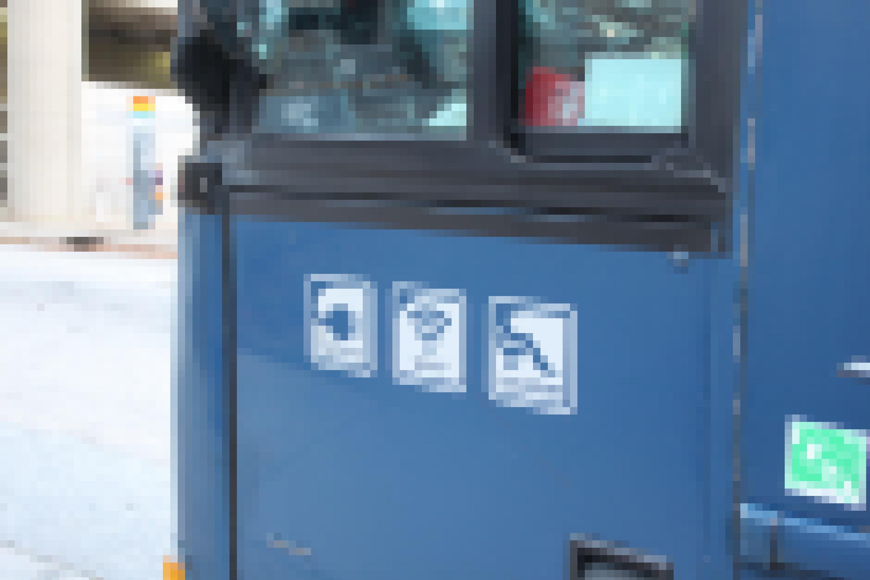Seitenansicht eines Busses mit WLAN-Logo.