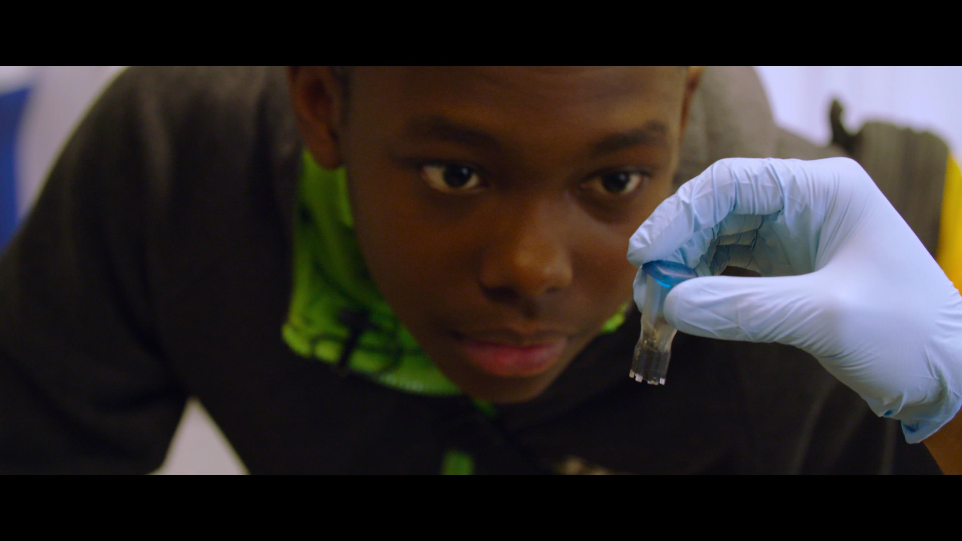 David Sanchez, ein Junge aus dem Dokumentarfilm Human Nature, zu Besuch in einem Labor