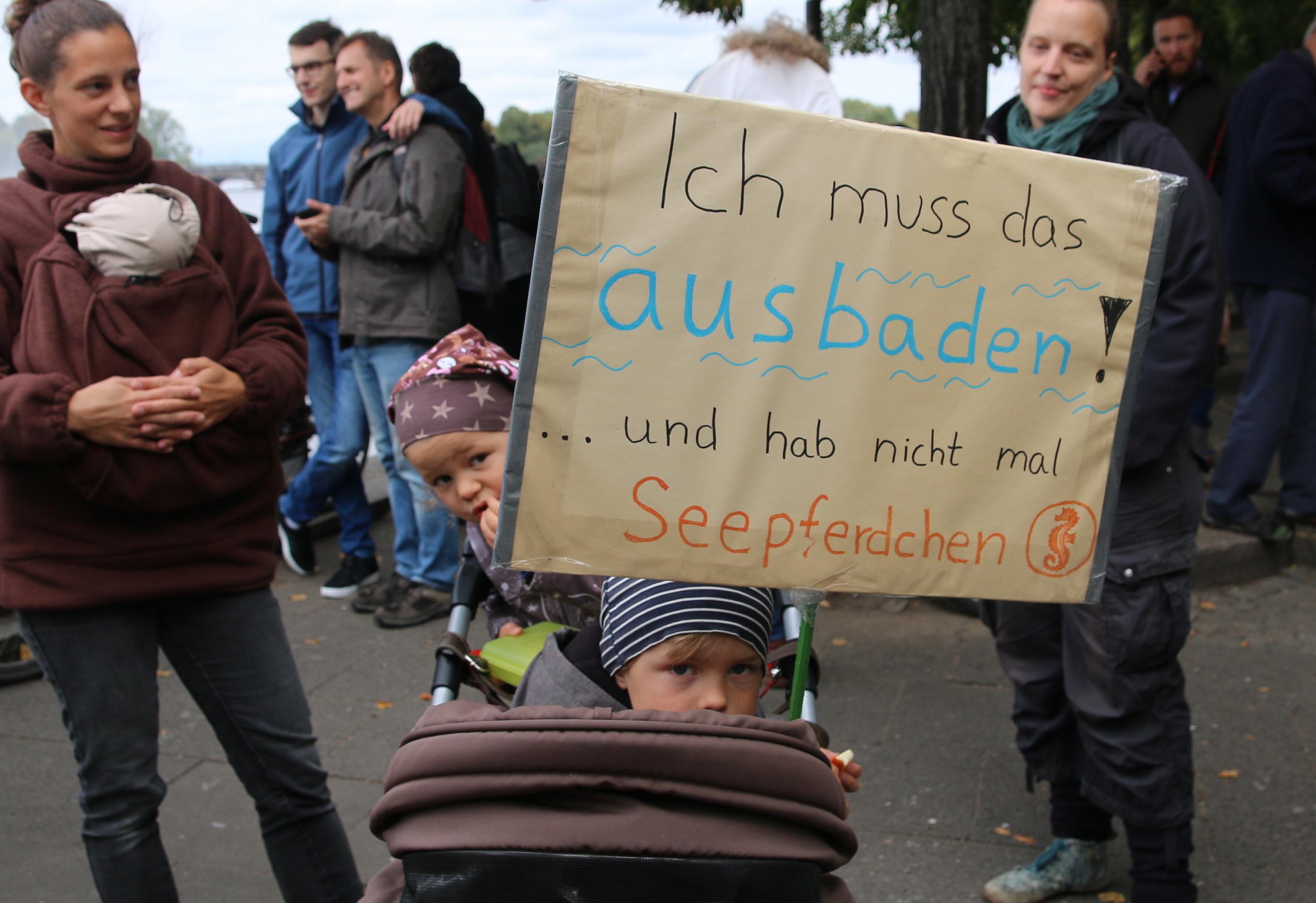 Zwei Kinder im Kinderwagen auf dem Klimastreik in Hamburg: „Ich muss das ausbaden! … und hab nicht mal Seepferdchen“