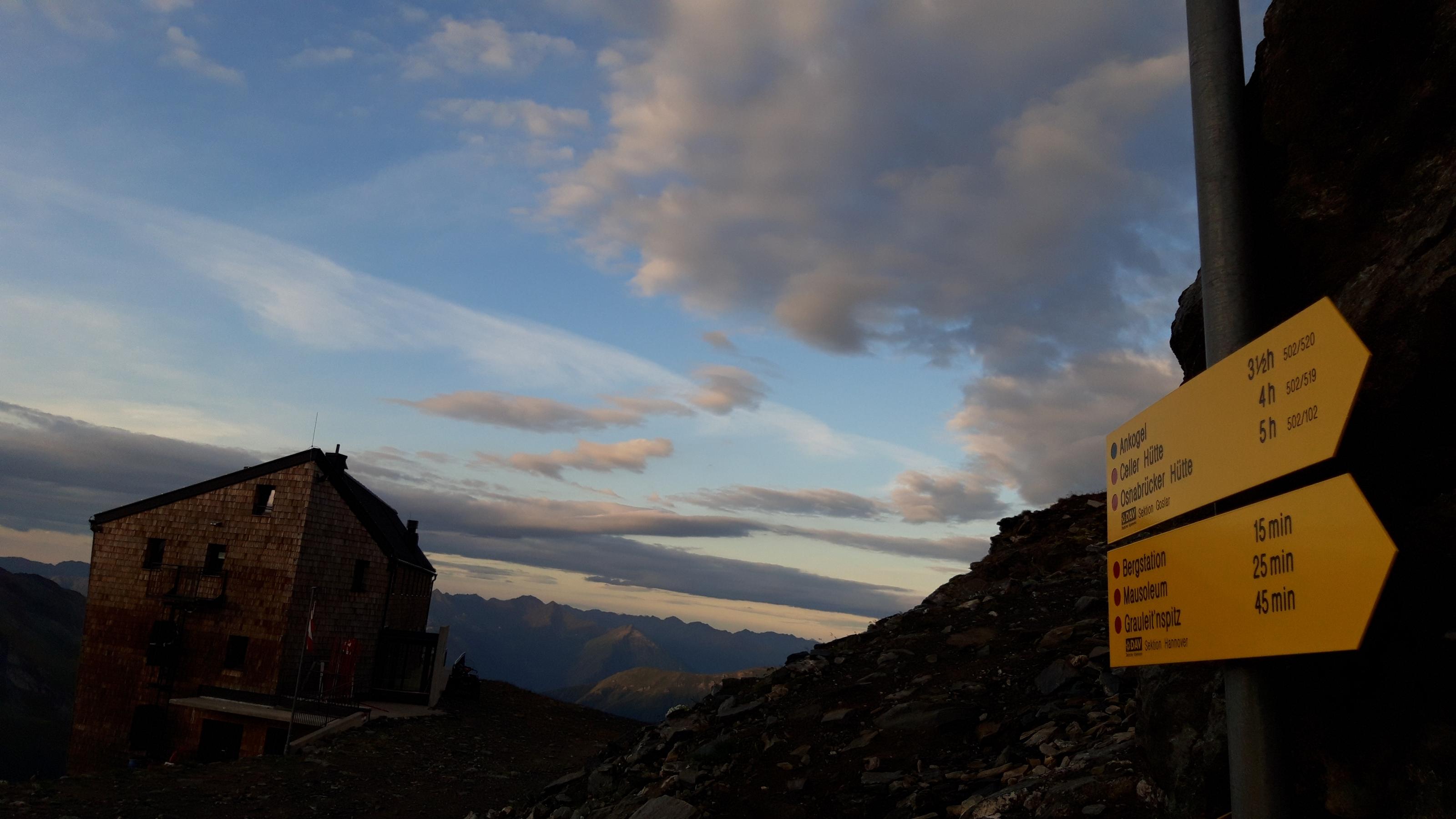 Alpenvereinshütte mit Wegweisern