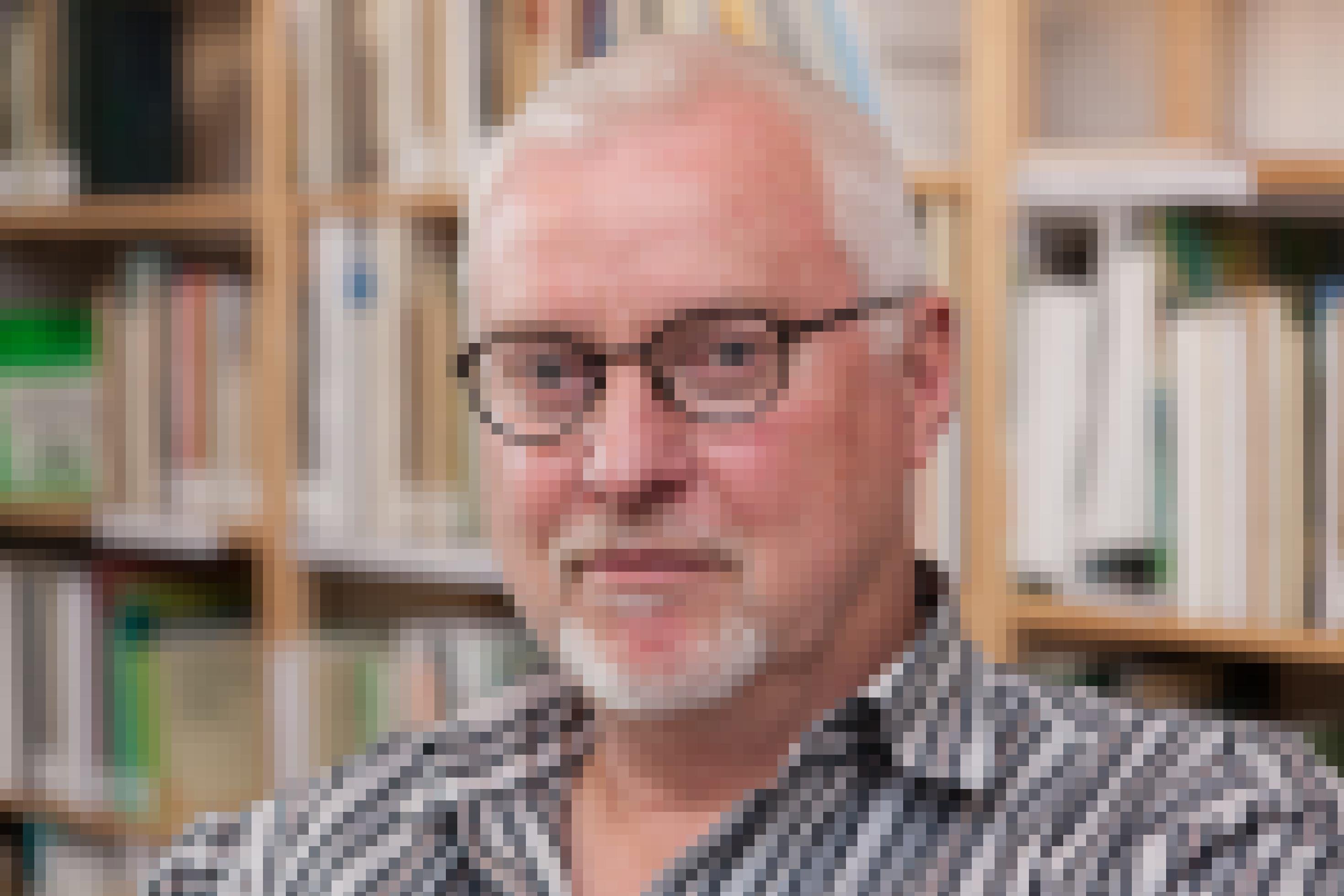 Hans Joosten ivor eine Bücherwand. Der Forscherstudiert und schreibt Fachliteratur zum Thema Moore und Klimaschutz.