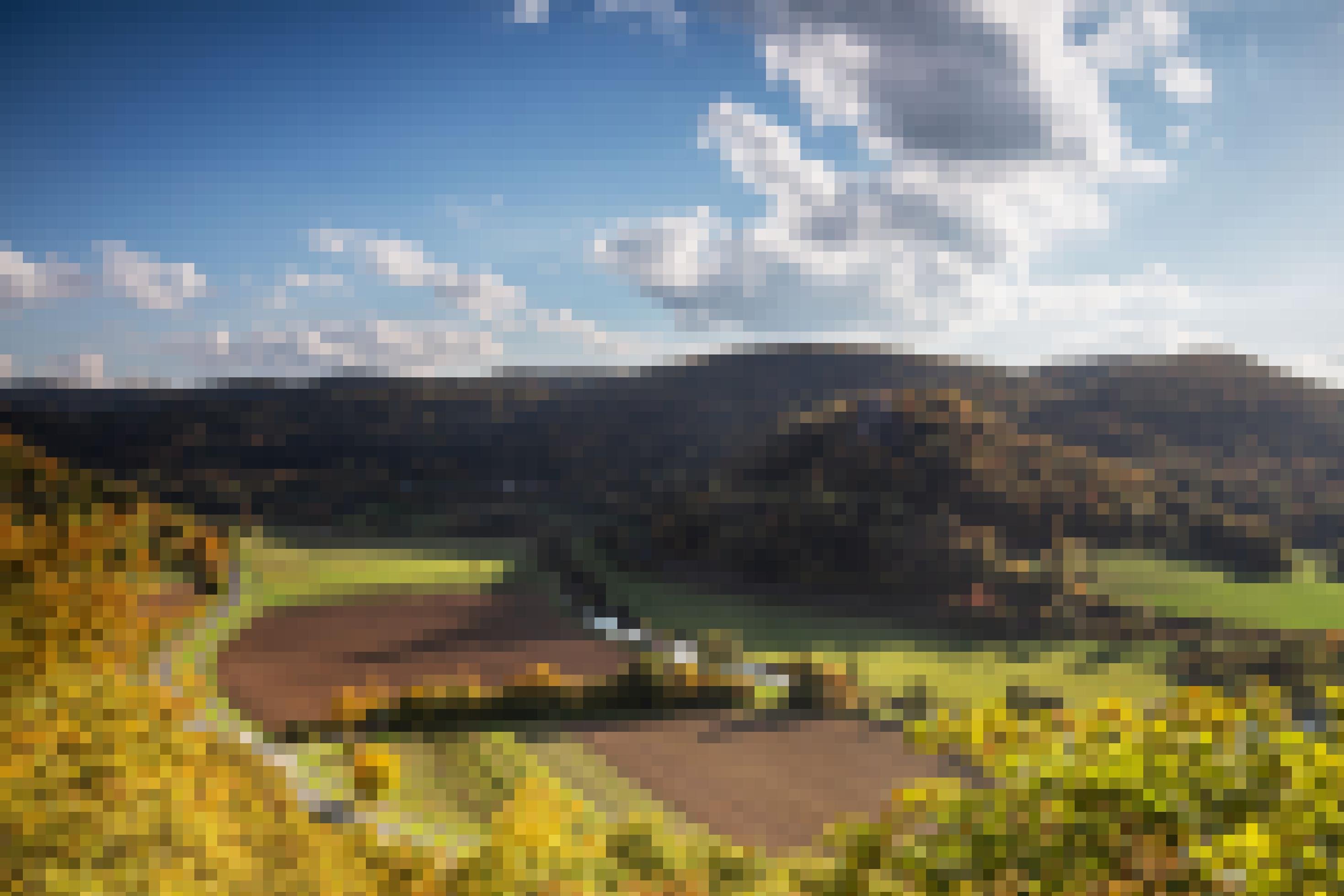 Herbstlandschaft in der fränkischen Schweiz mit Fluss Wiesent: Burgruine Neideck