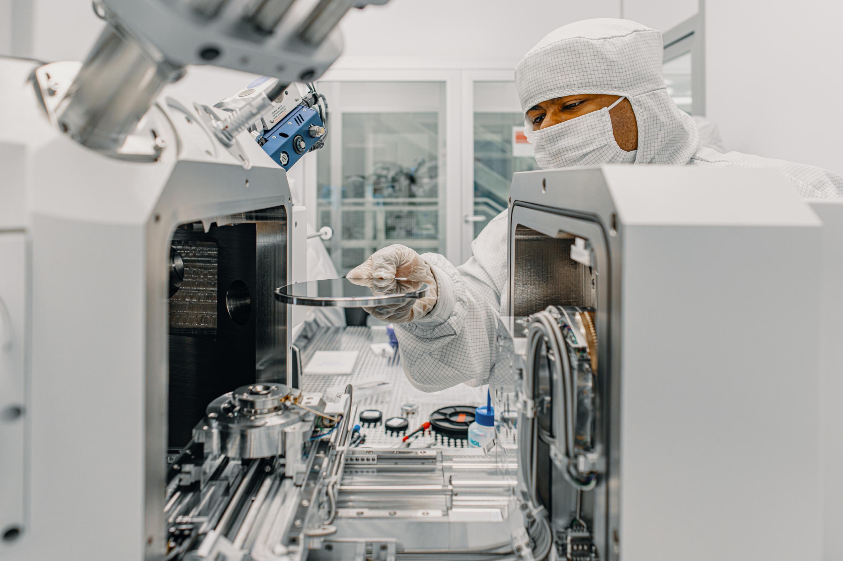 Ein Mitarbeiter der finnischen Firma IQM bei der Herstellung von Quantenchips.