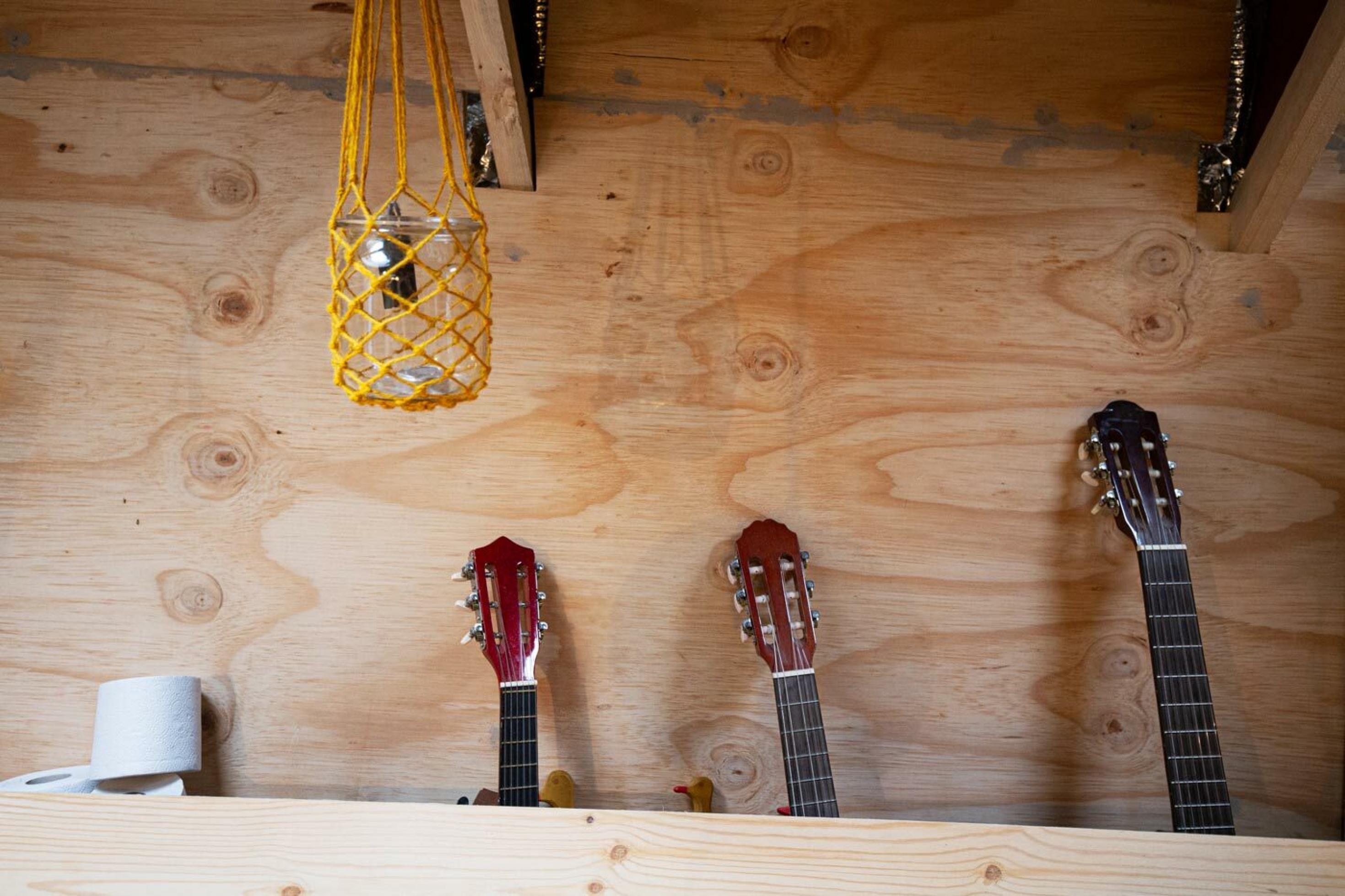 Drei Gitarren lugen hinter dem Regal hervor. Um den Kutter hochseetauglich zu bekommen, muss alles festgezurrt sein.