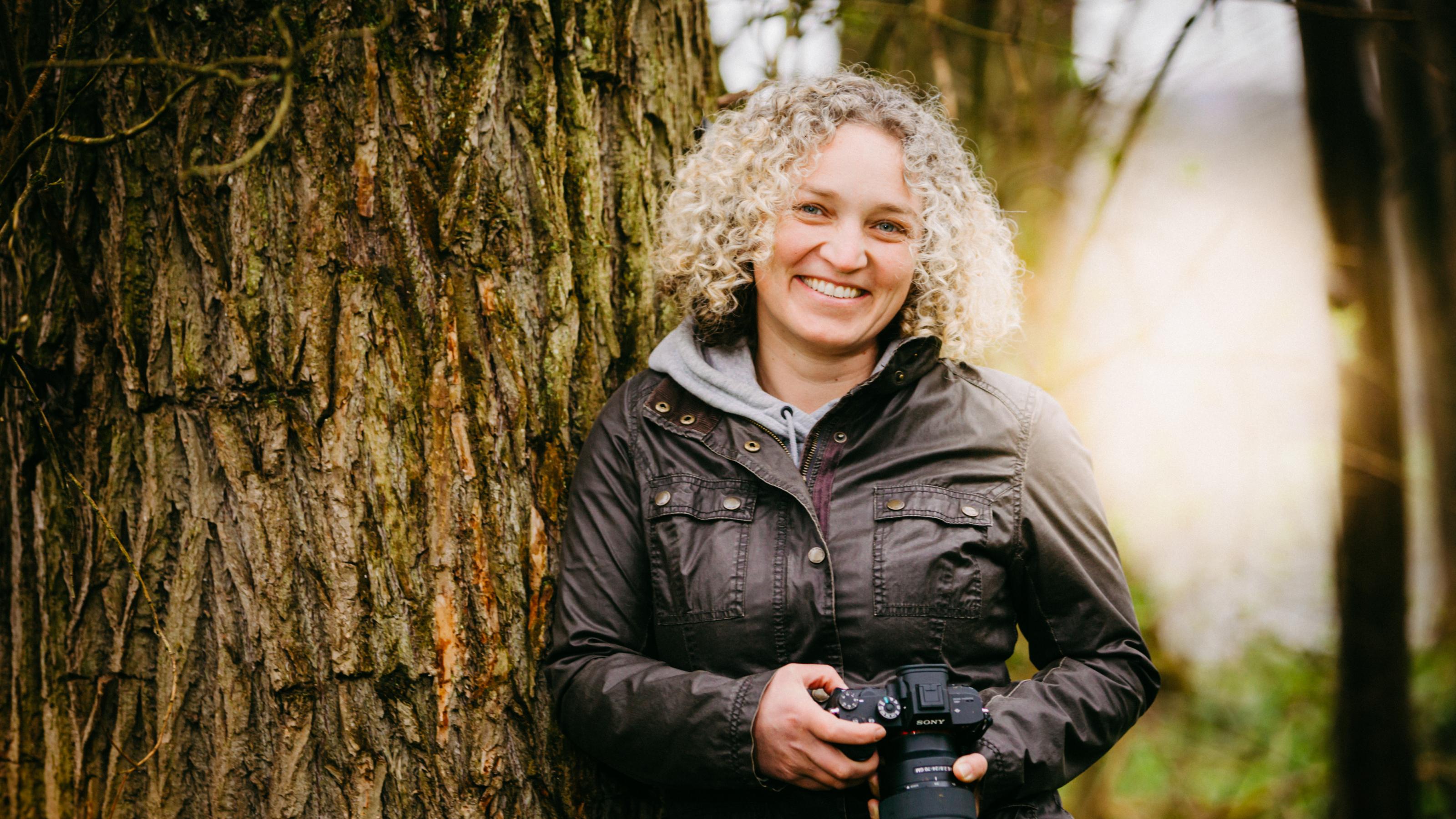 Adriane Lochner: Porträtfoto im Wald