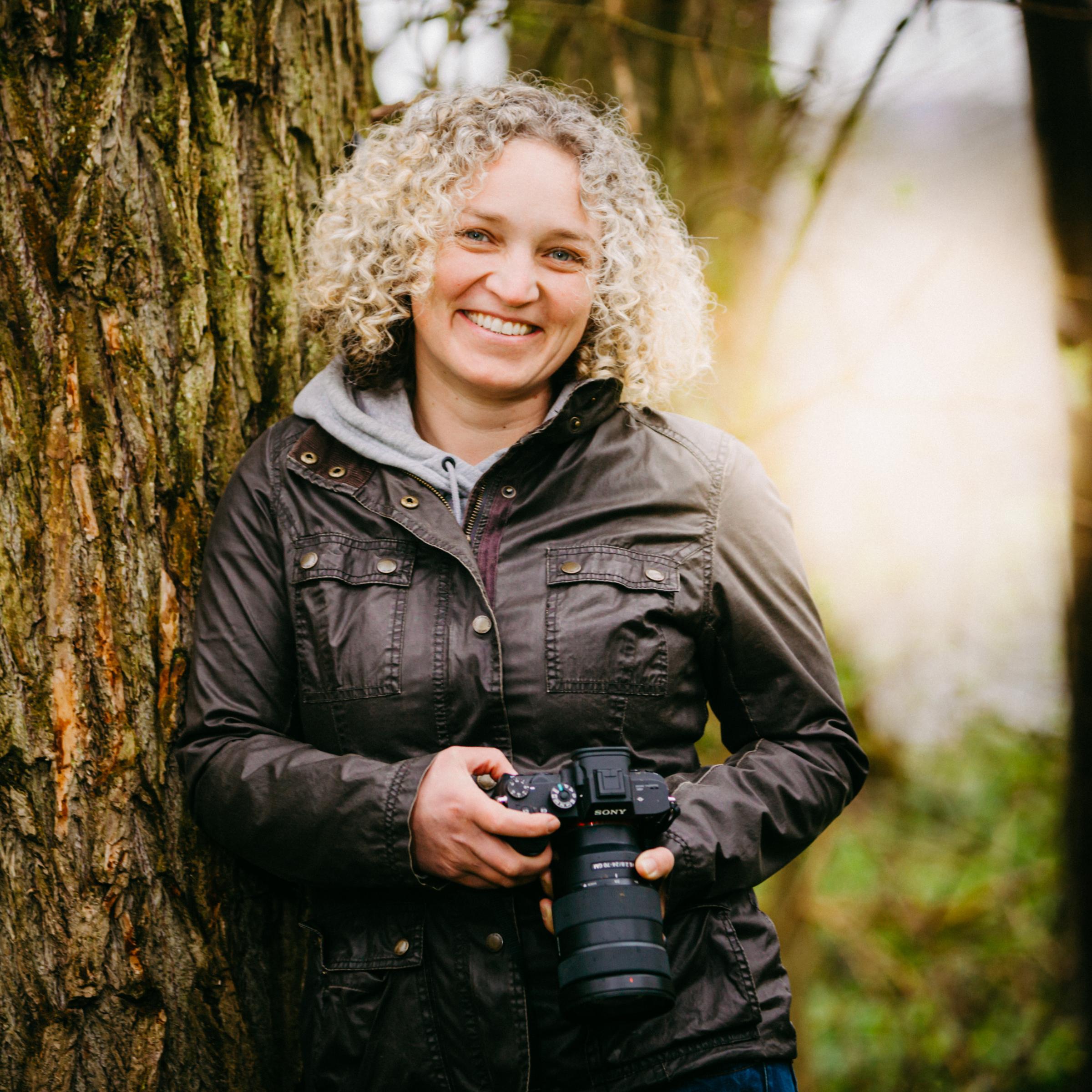 Adriane Lochner: Porträtfoto im Wald