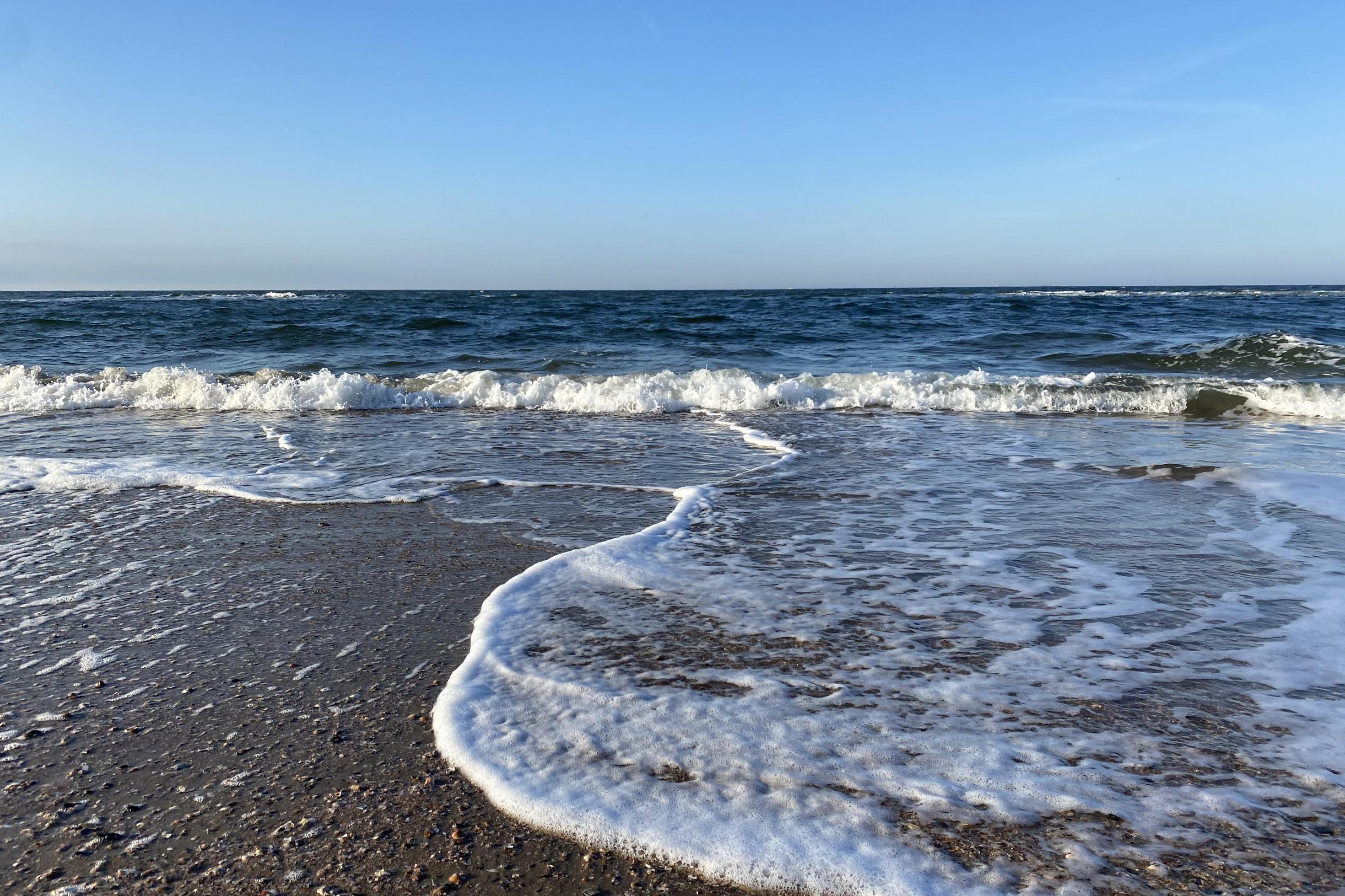 Auslaufende Wellen am Strand von Borkum.
