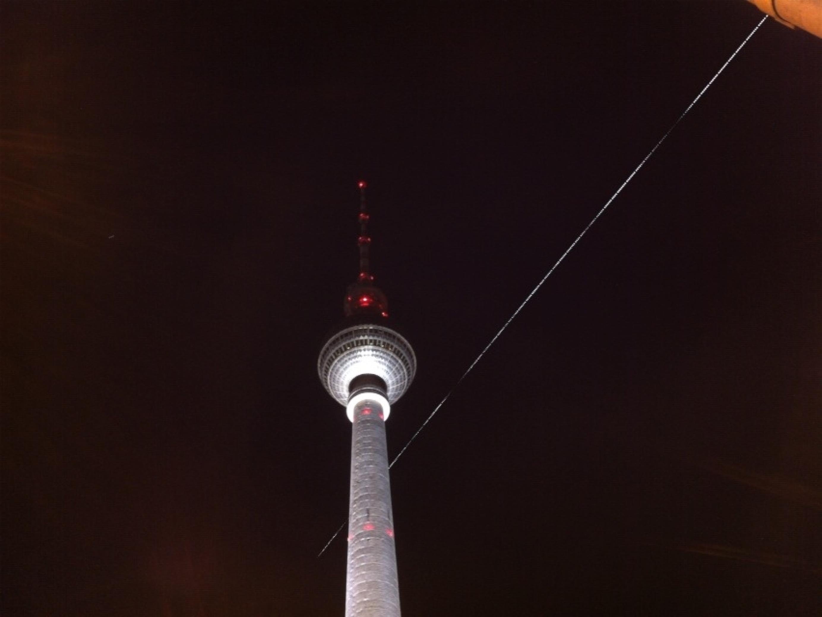 Langzeitbelichtung ISS über Fernsehturm Berlin bei Nacht.