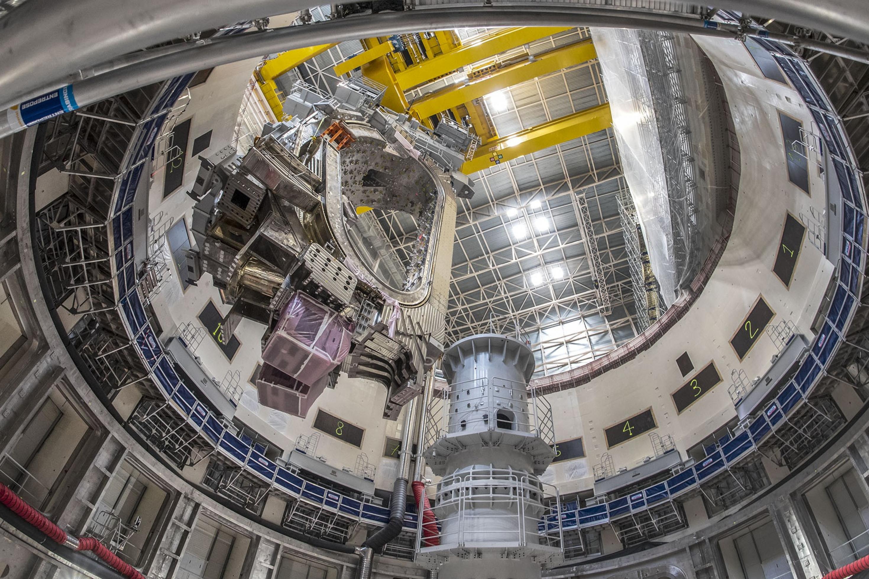 Montage eines Segments des Kernfusionsreaktors ITER im südfranzösischen Caradache. Das Teil des Reaktorgefäßes wiegt fast 1.400 Tonnen.