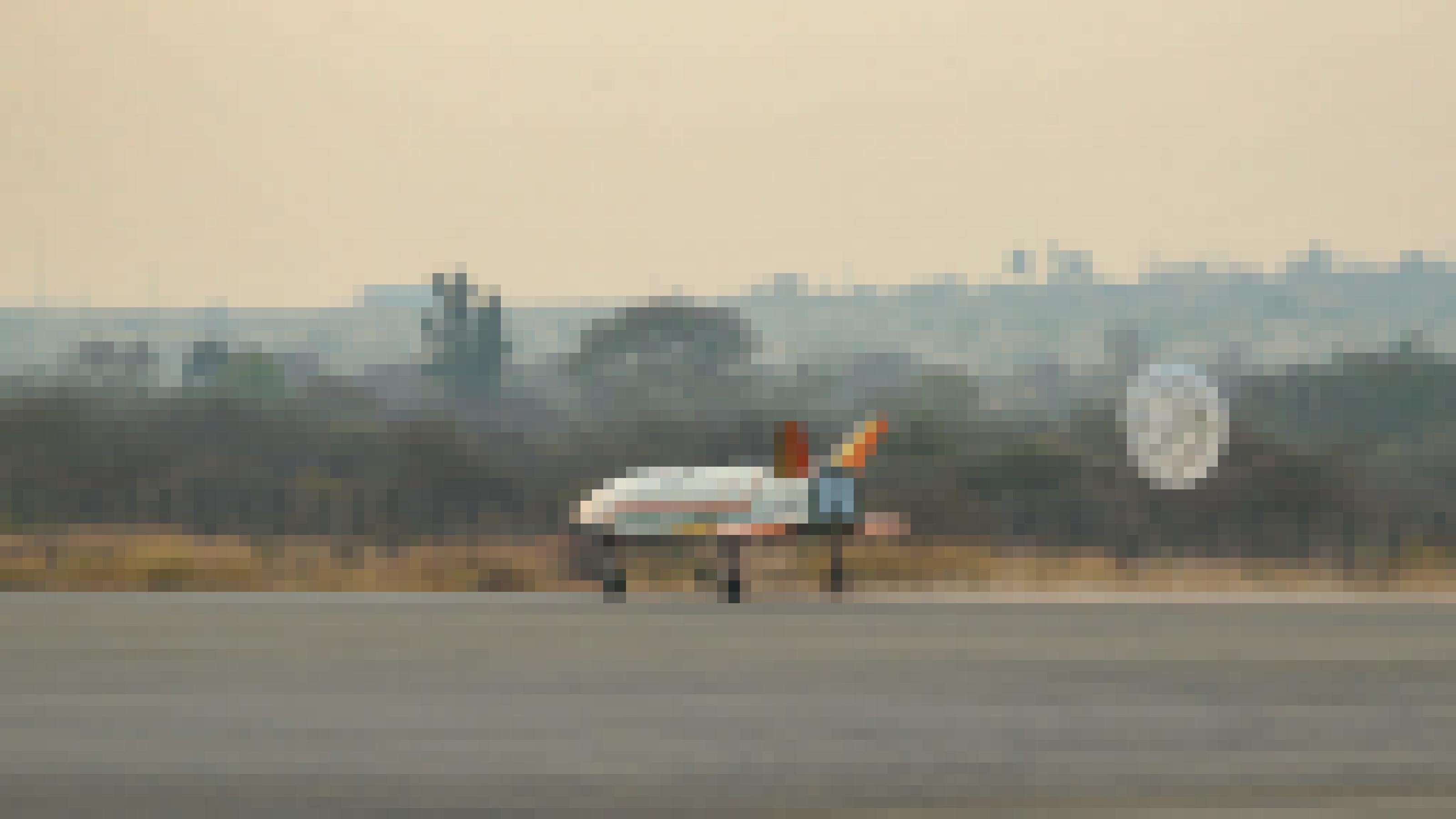 Das indische Spaceshuttle Pushpak beim Landeanflug auf einer Landebahn.
