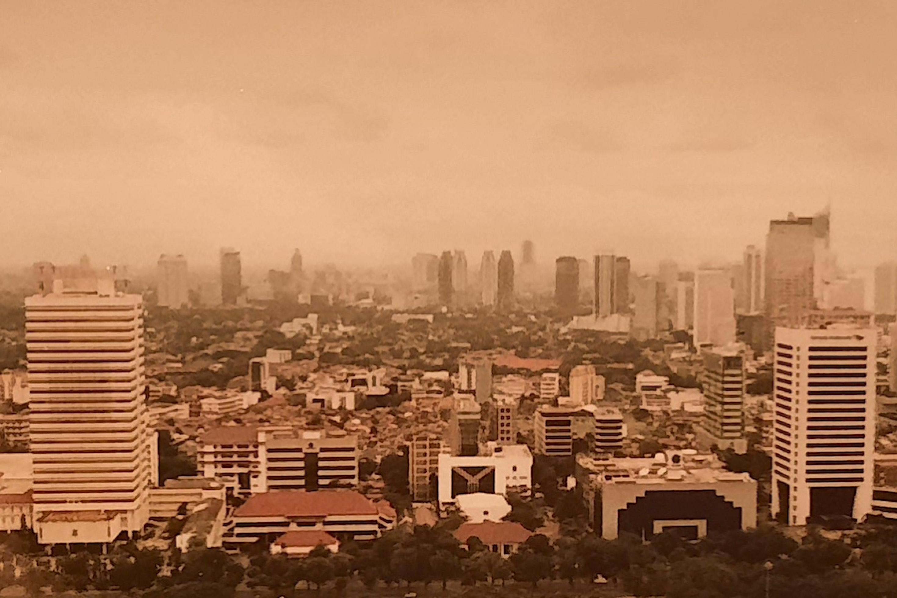 Blick auf die Skyline der indonesischen Hauptstadt Jakarta im Smog