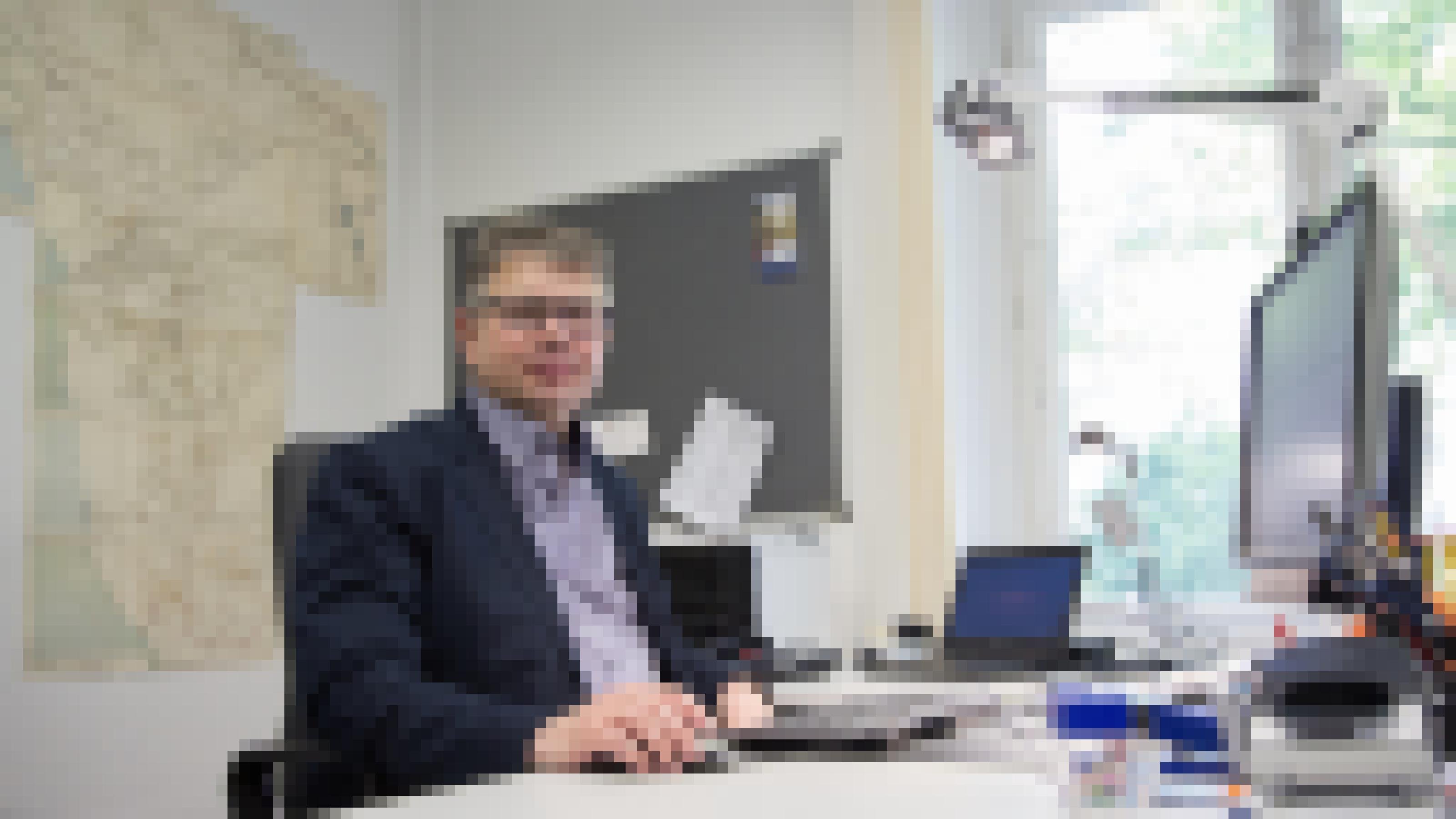 Professor Jürgen Zimmerer in seinem Büro an der Universität Hamburg