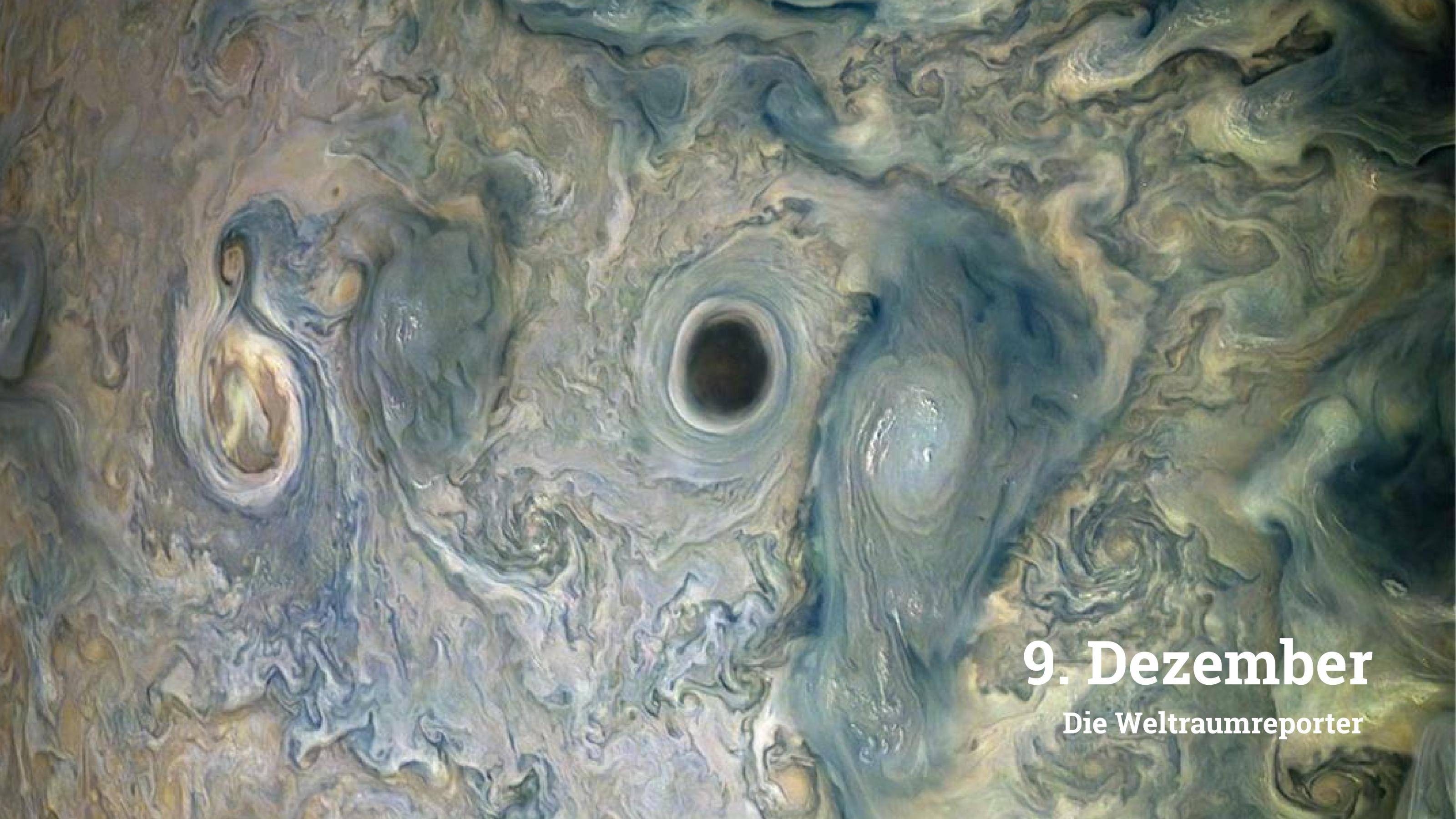 Bräunlich-grüne Wolken in der Jupiteratmosphäre haben sich zu einem mäandernden Mustser formiert. Im Zentrum des Bildes ist ein dunkler Fleck zu sehen, der von einem Wolkenstrudel umgeben ist; rechts und links davon haben sich weitere Wirbel ausgebildet.
