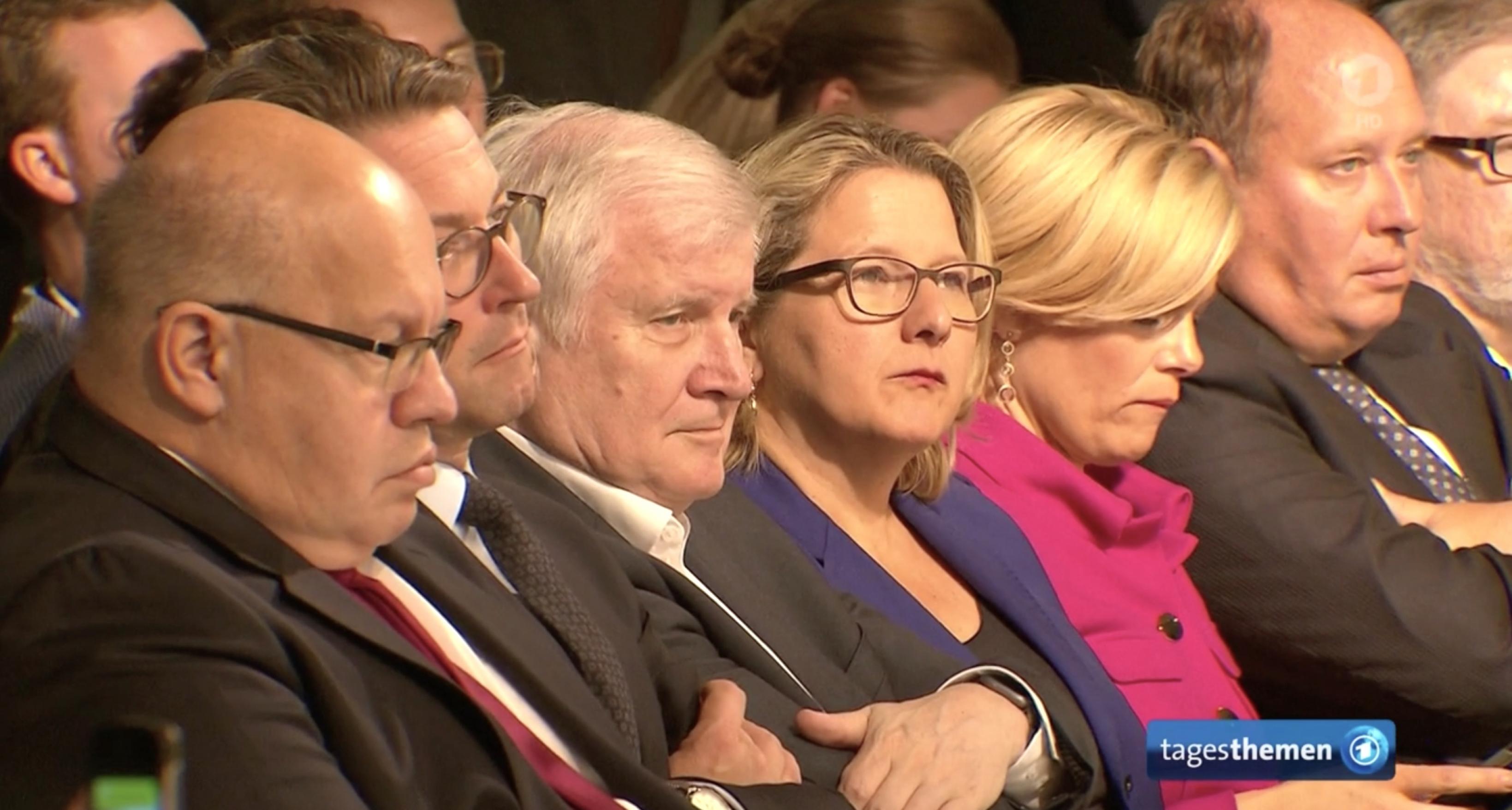 Aufgenommen während der Pressekonferenz zum Klimapaket. Weil sie die Nacht durchverhandelt hatten, mussten (von links) Peter Altmaier (CDU), Andreas Scheuer (CSU), Horst Seehofer (CSU), Svenja Schulze (SPD), Julia Klöckner (CDU) und Helge Braun (CDU) gelegentlich ein Gähnen unterdrücken.