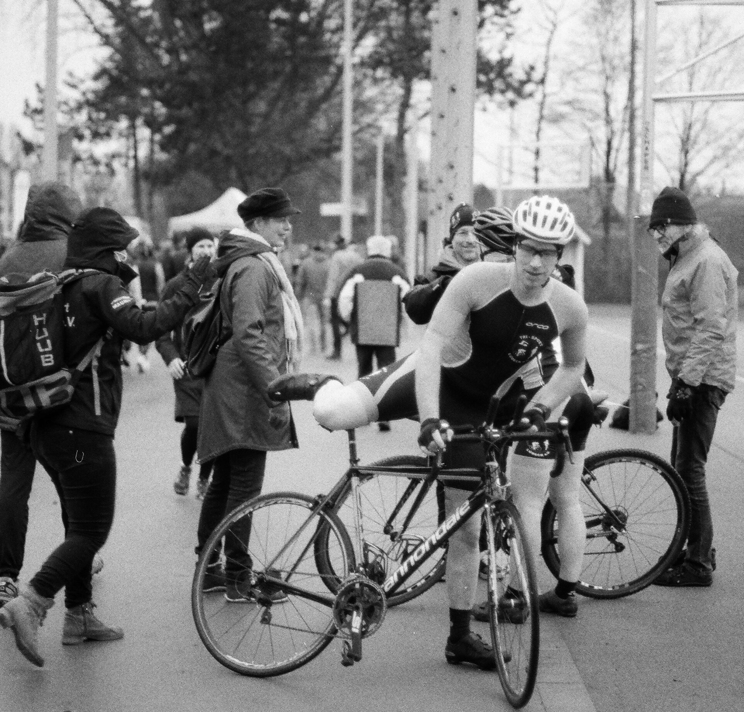 Rennradfahrer in Sommerdress steigt aufs Rad.