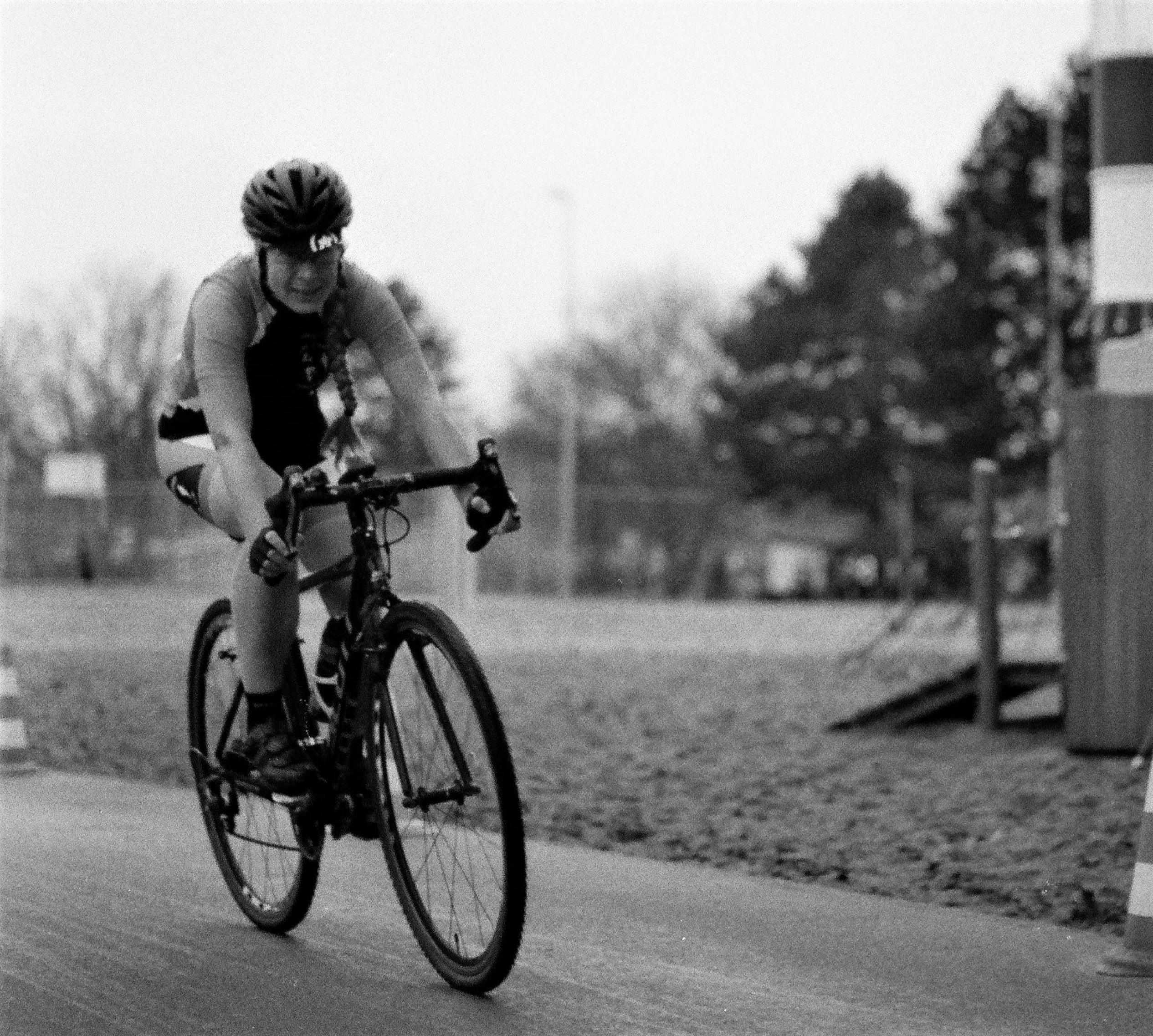 Rennradfahrerin in voller Fahrt.