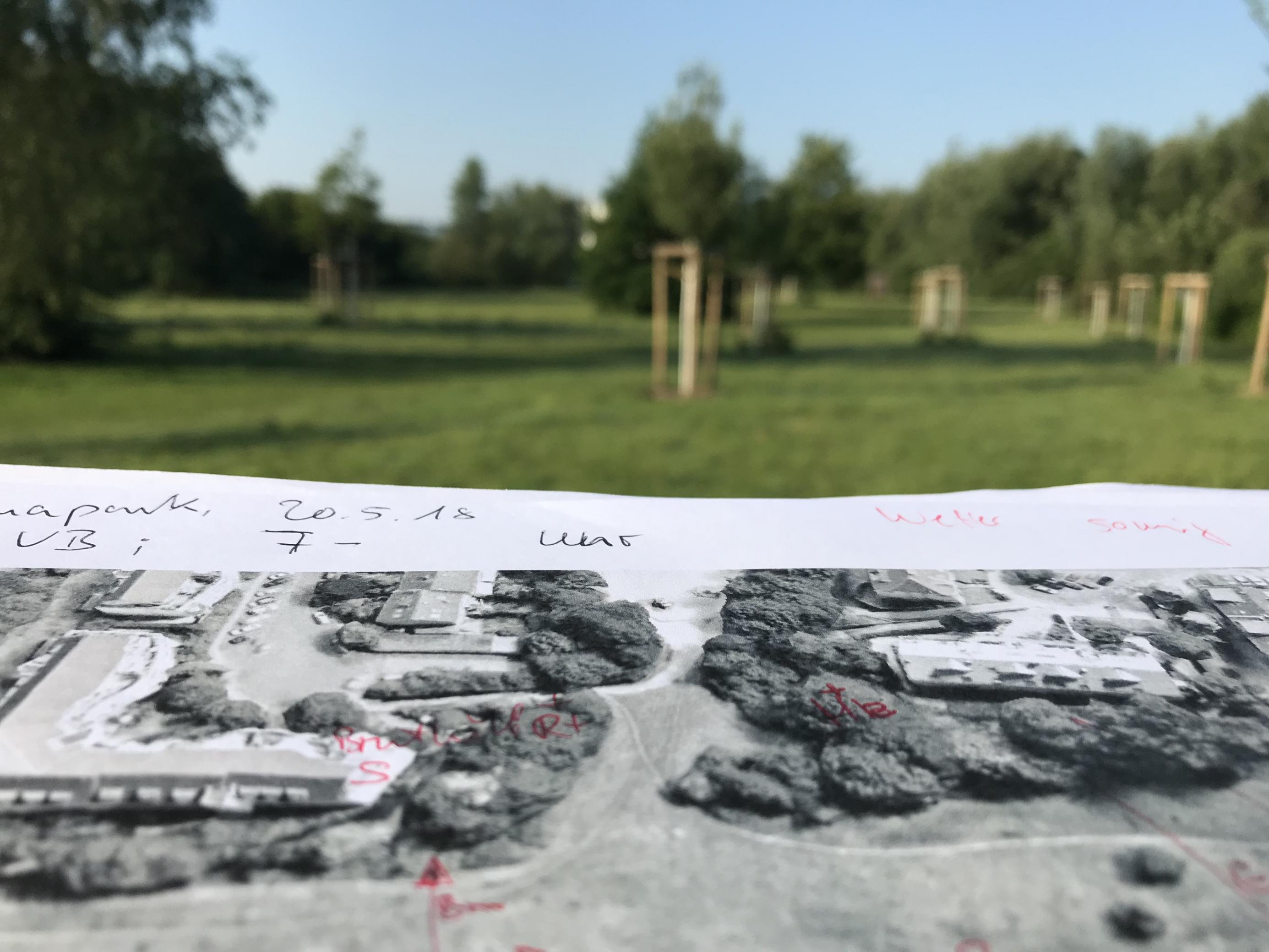 ein Papier mit einer Zeichnung von einem Park und Bäumen [AI]