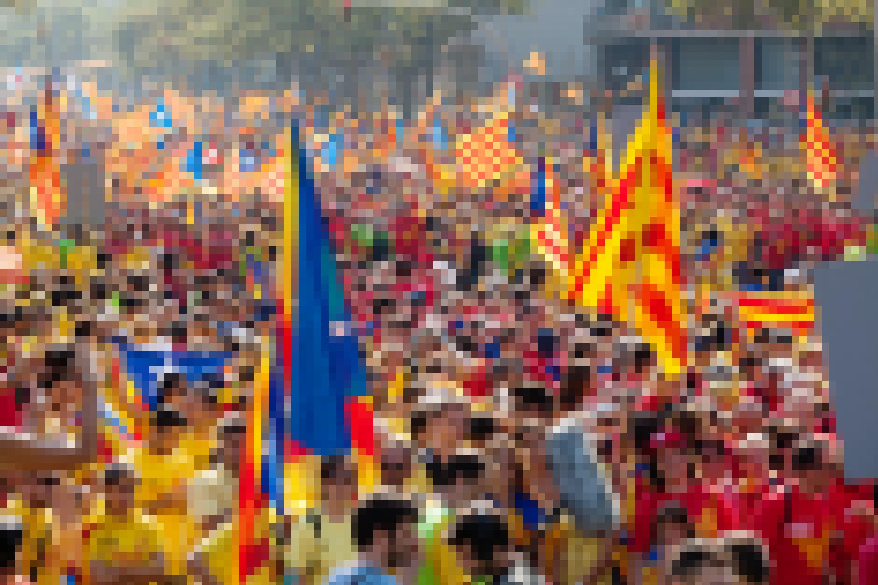 Eine Demonstration in Barcelona im Jahr 2014: Die Menschen fordern die Unabhängigkeit Kataloniens und schwenken katalonische Flaggen.