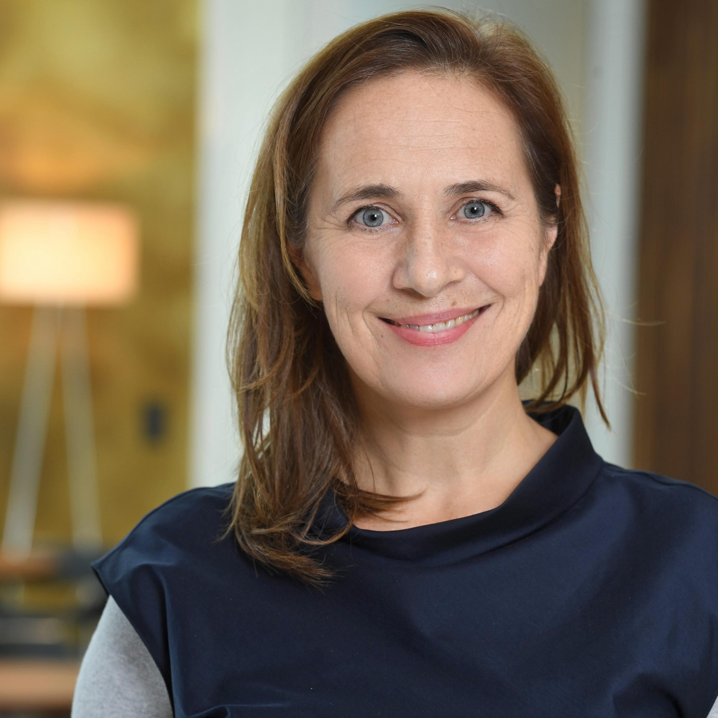 Auf dem Foto sehen Sie die Autorin Katharina Jakob