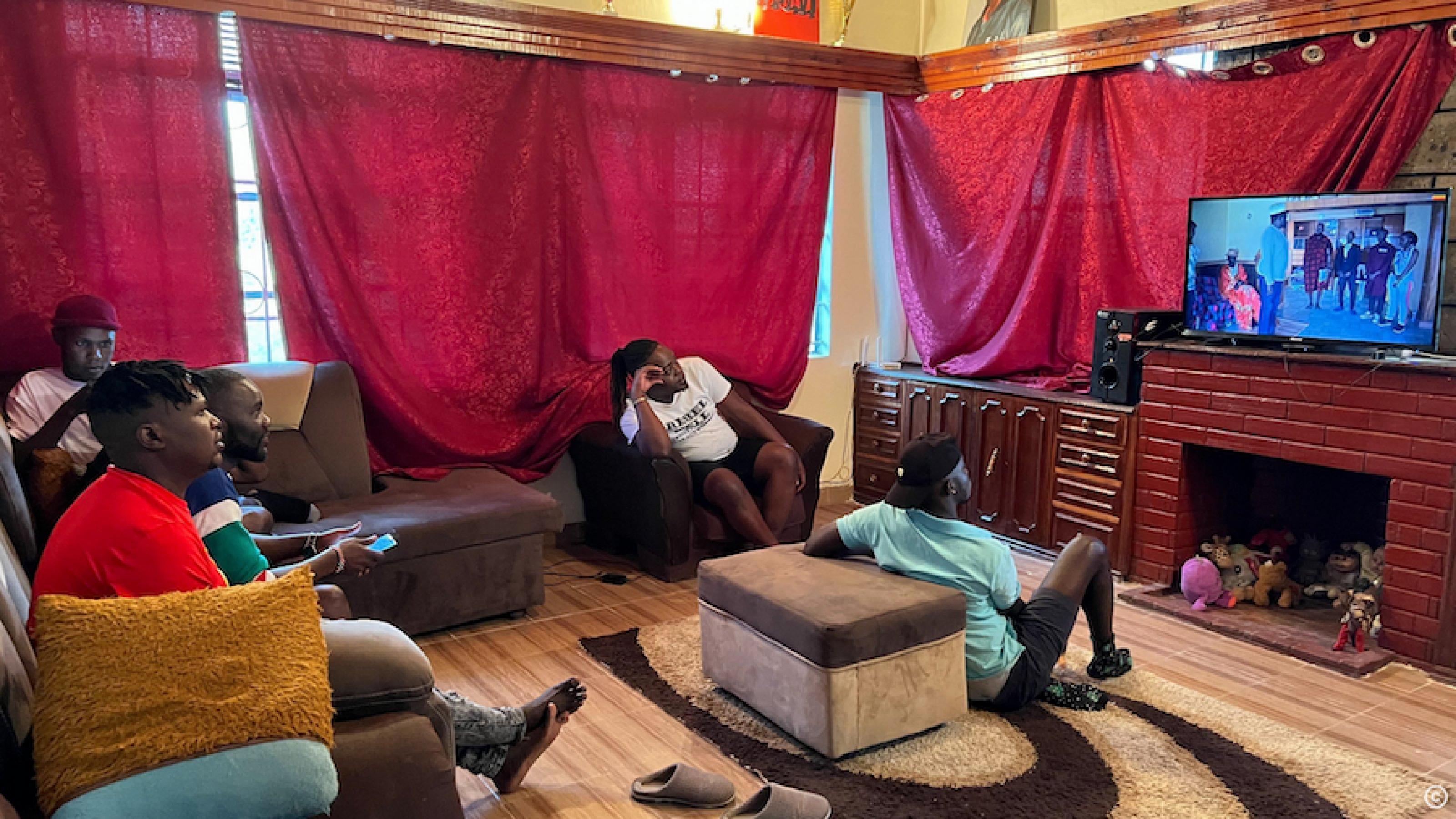 Aufgrund ihrer sexuellen Orientierung Geflüchtete sitzen in einem Safe House in Kenia