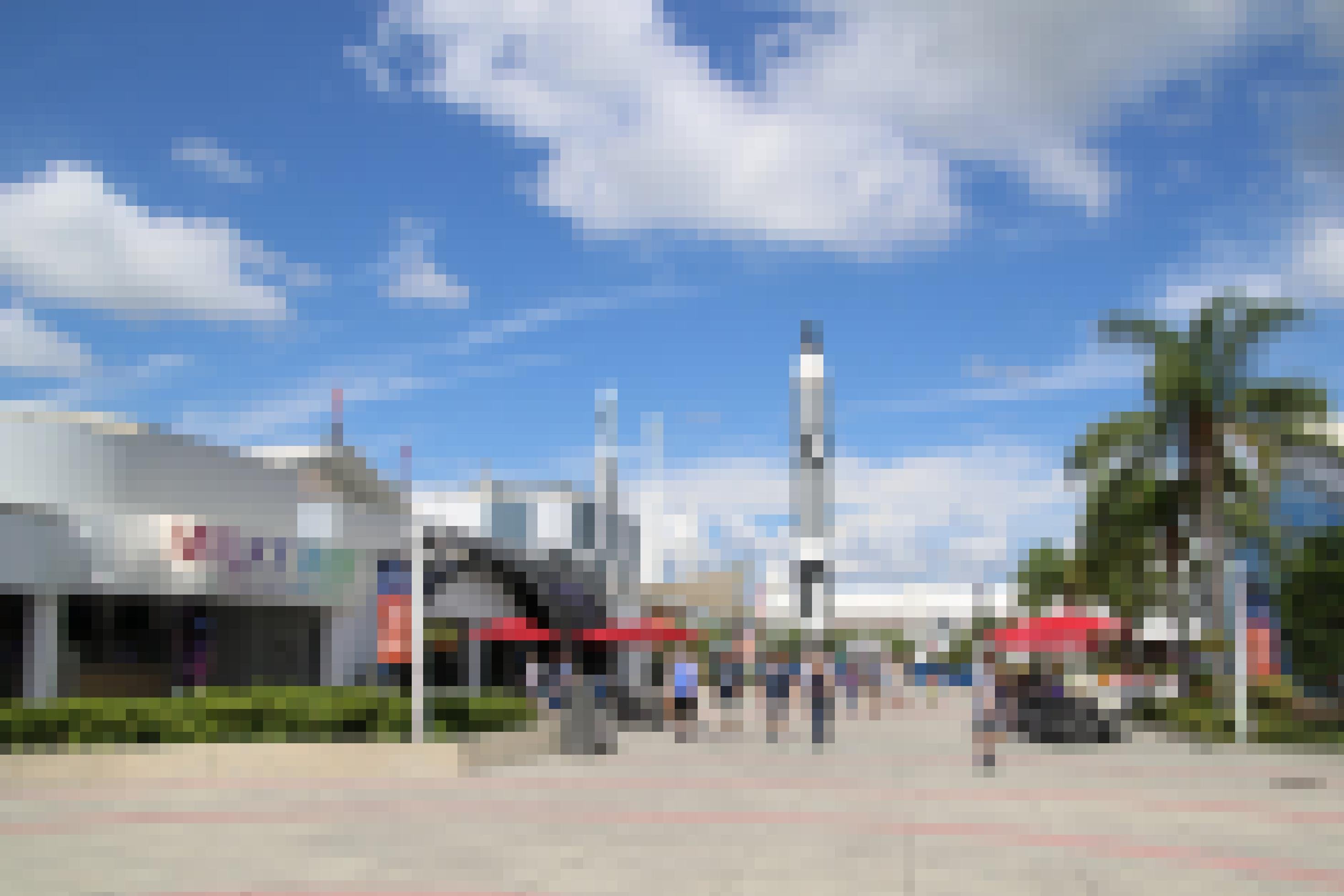 Das Kennedy Space Center mit Besuchern vor blauem Himmel