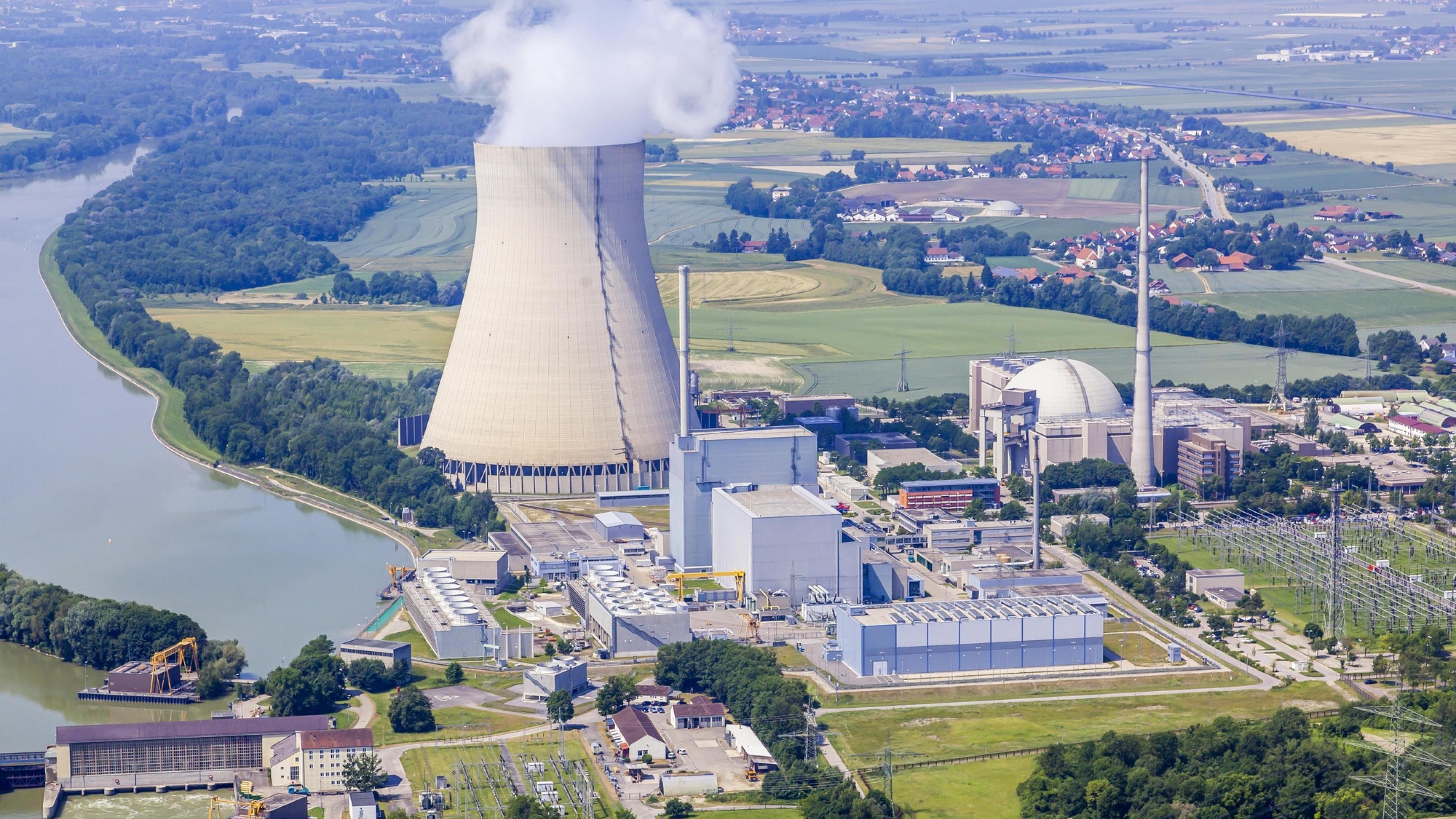 Luftaufnahme der Kernkraftwerke Isar 1 und 2 in Bayern. Der Block Isar 2 (rechts hinten) ist noch bis April 2023 in Betrieb.