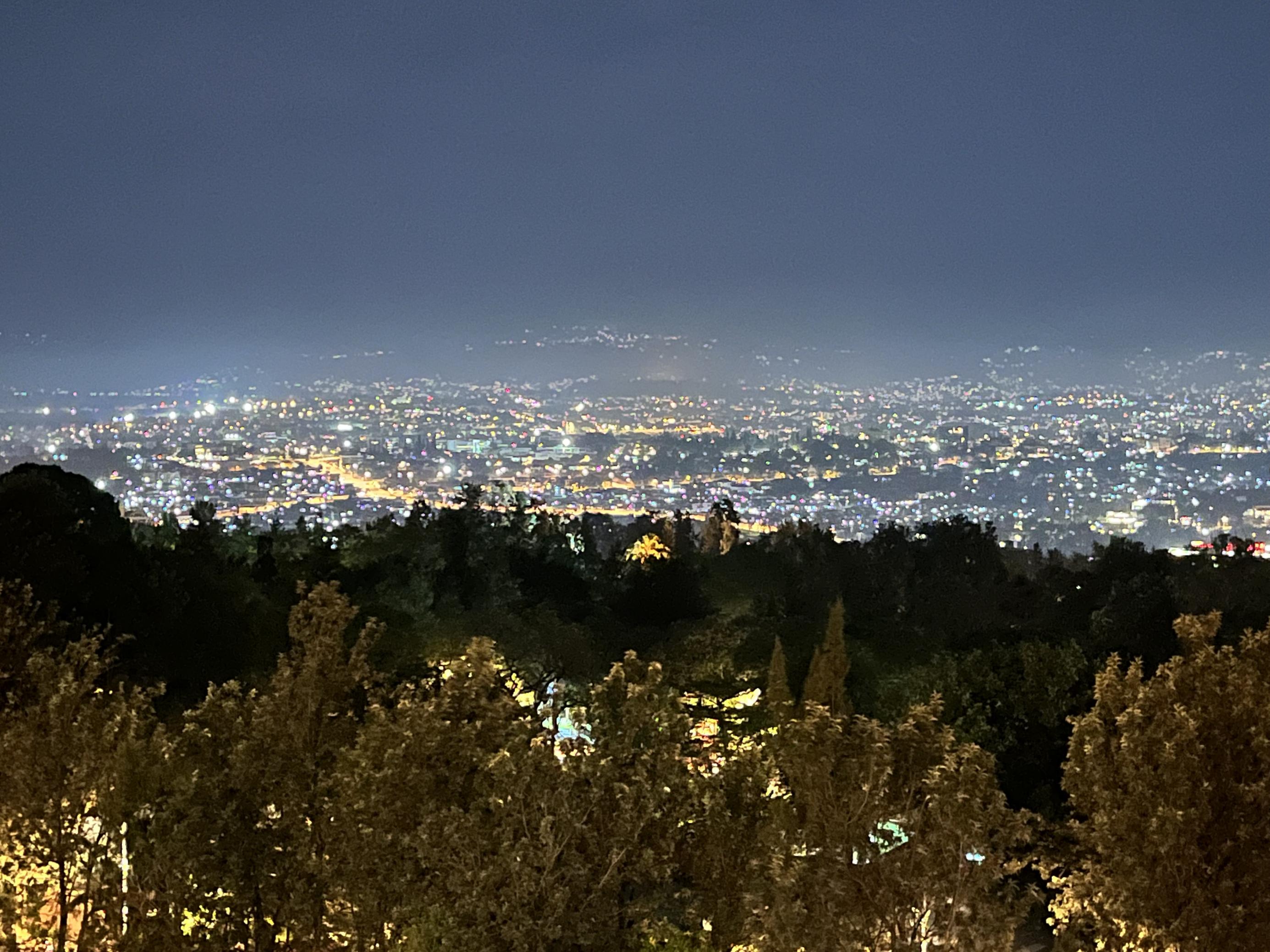 Blick auf Kigali, die Hauptstadt Ruandas, bei Nacht.