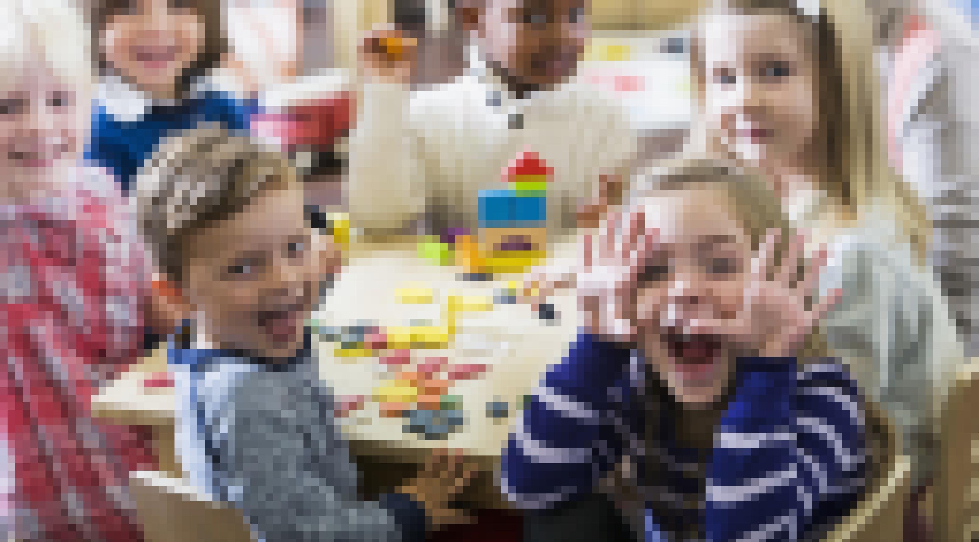 Spielende Kinder im Kindergarten