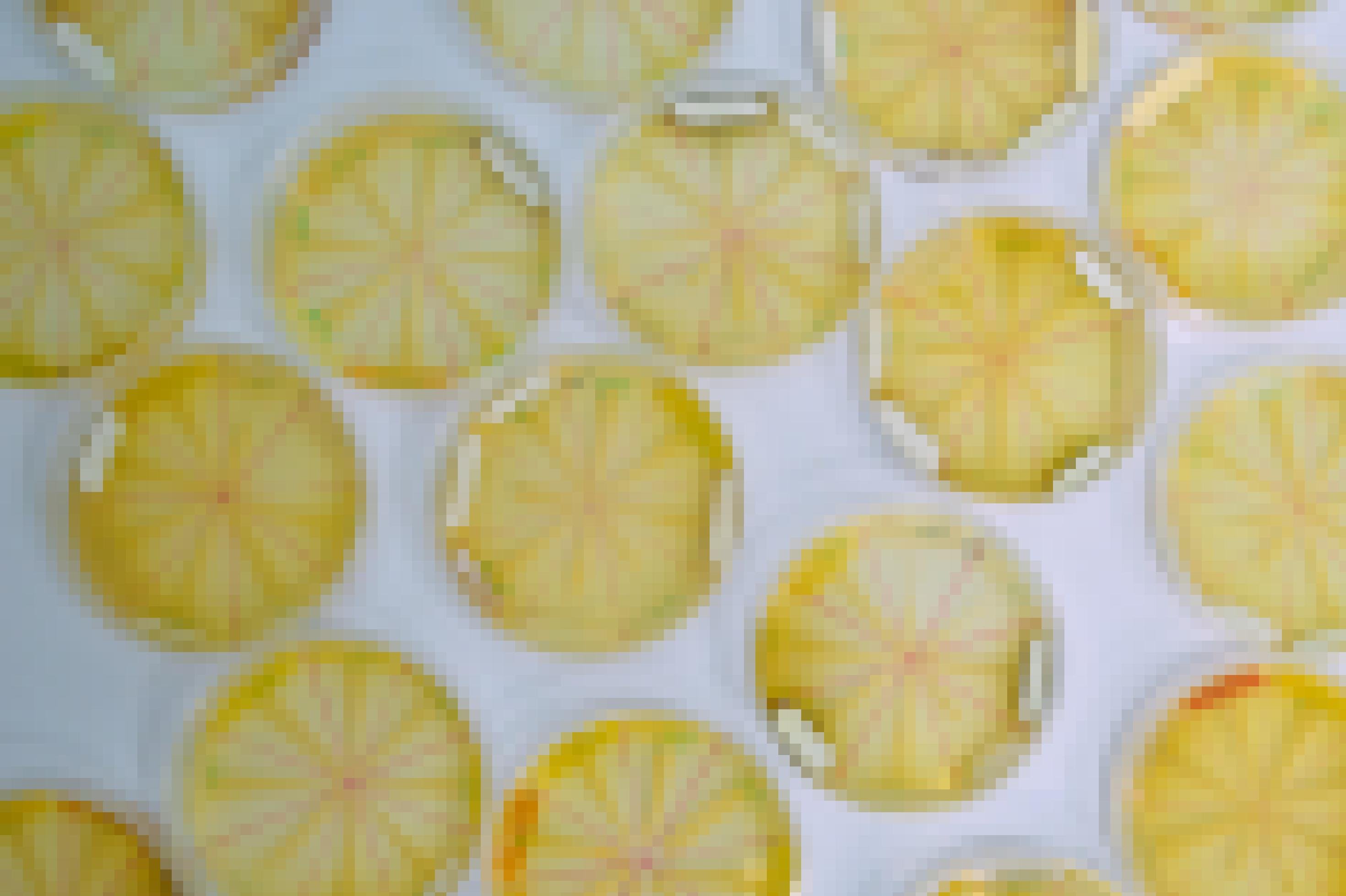 Viele gelbe Petrischalen auf einem Tisch.