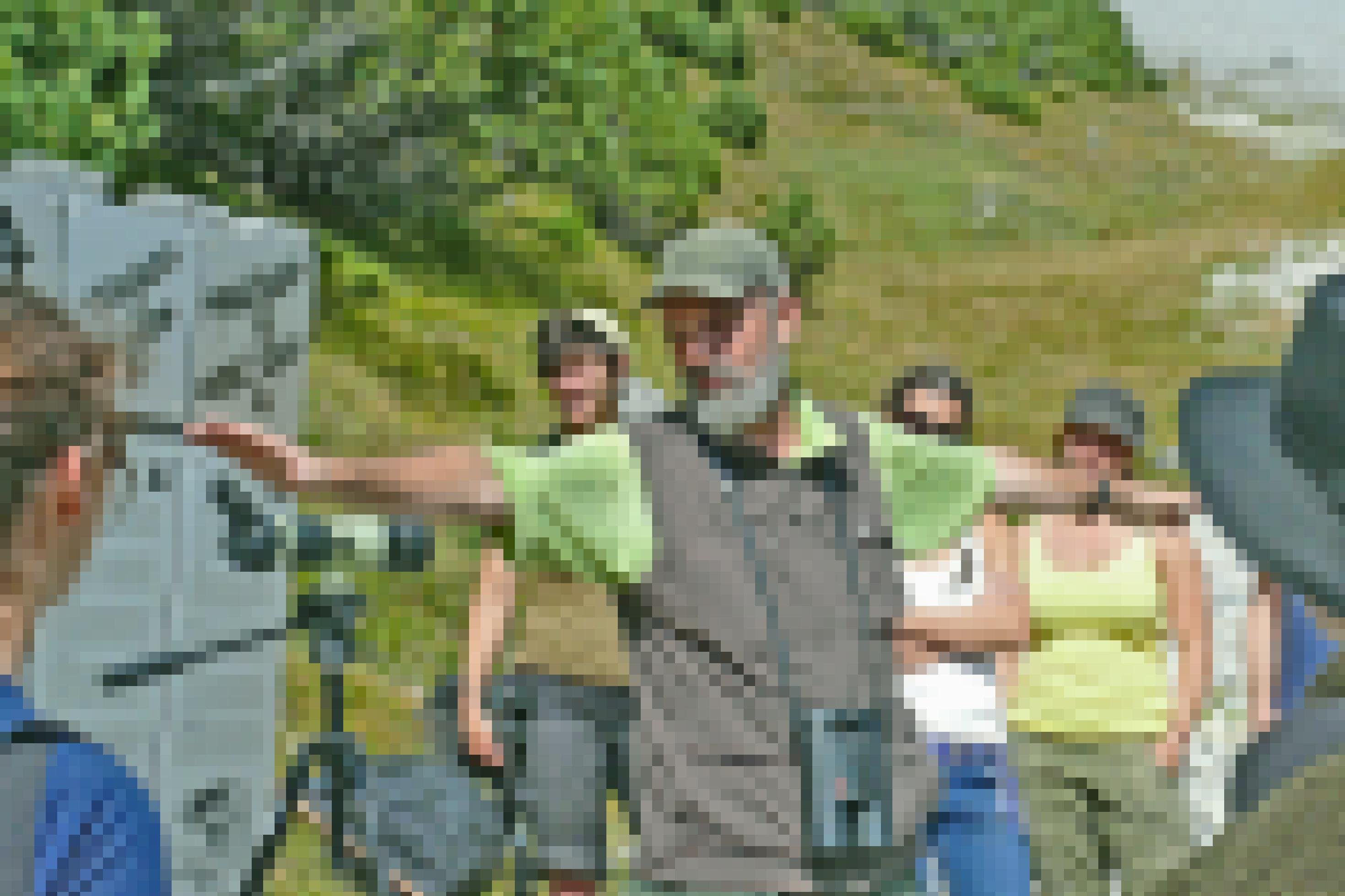 Klaus Robin, ehemaliger Direktor des Schweizerischen Nationalparks, demonstriert den Segelflug des Bartgeiers. Rundherum stehen Studentinnen und Studenten.