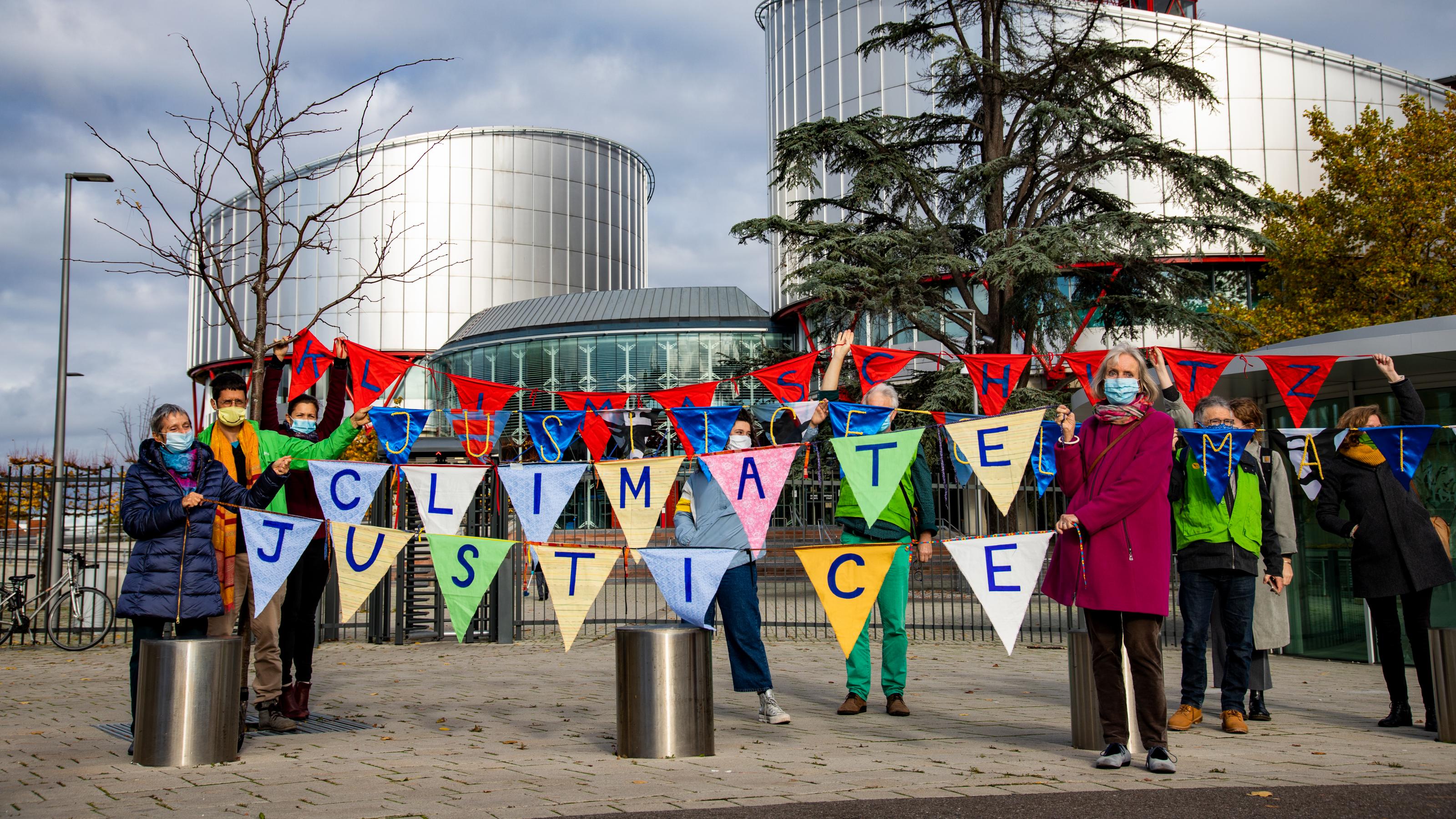 Die KlimaSeniorinnen überreichen ihre Klageschrift gegen die Schweizer Regierung dem Europäischen Gerichtshof für Menschenrechte in Strassburg.