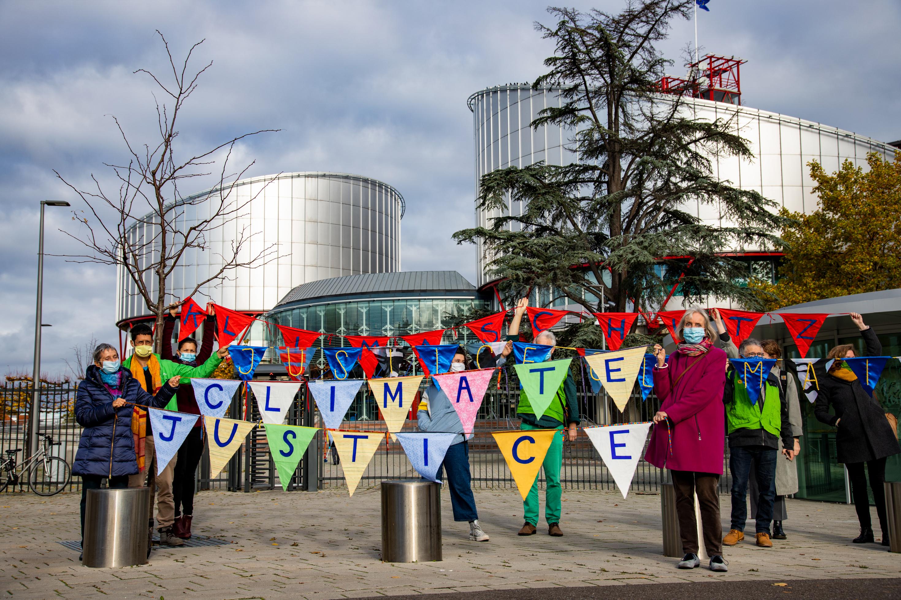 Die KlimaSeniorinnen überreichen ihre Klageschrift gegen die Schweizer Regierung dem Europäischen Gerichtshof für Menschenrechte in Strassburg.