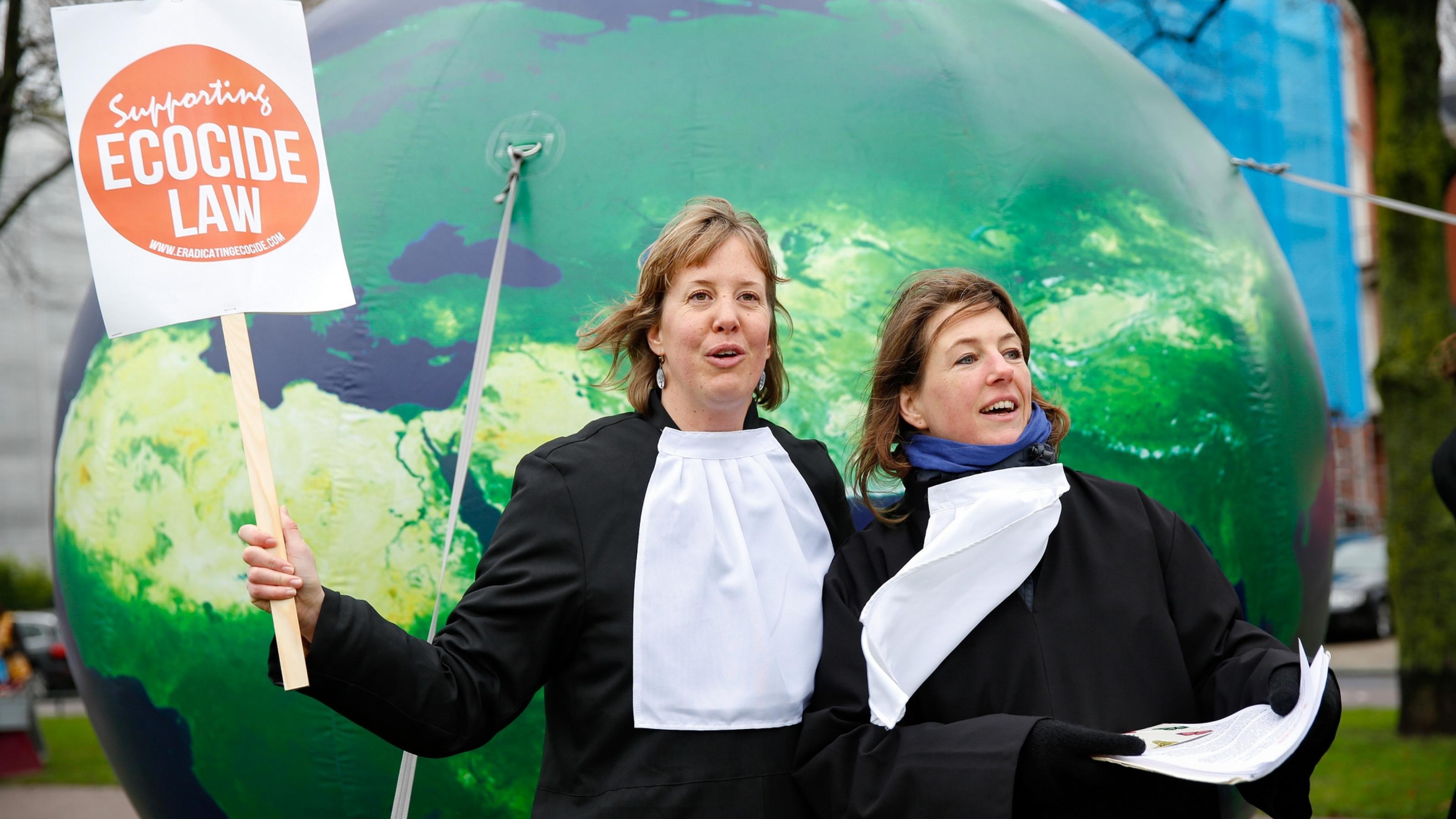 Zwei Demonstrantinnen in Richterroben setzen sich auf der Klimaparade in Amsterdam für ein globales Umweltrecht ein, 2015