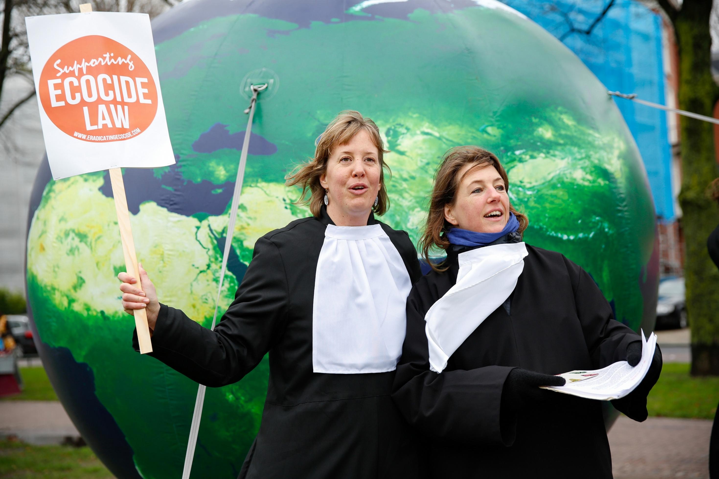 Zwei Demonstrantinnen in Richterroben setzen sich auf der Klimaparade in Amsterdam für ein globales Umweltrecht ein, 2015