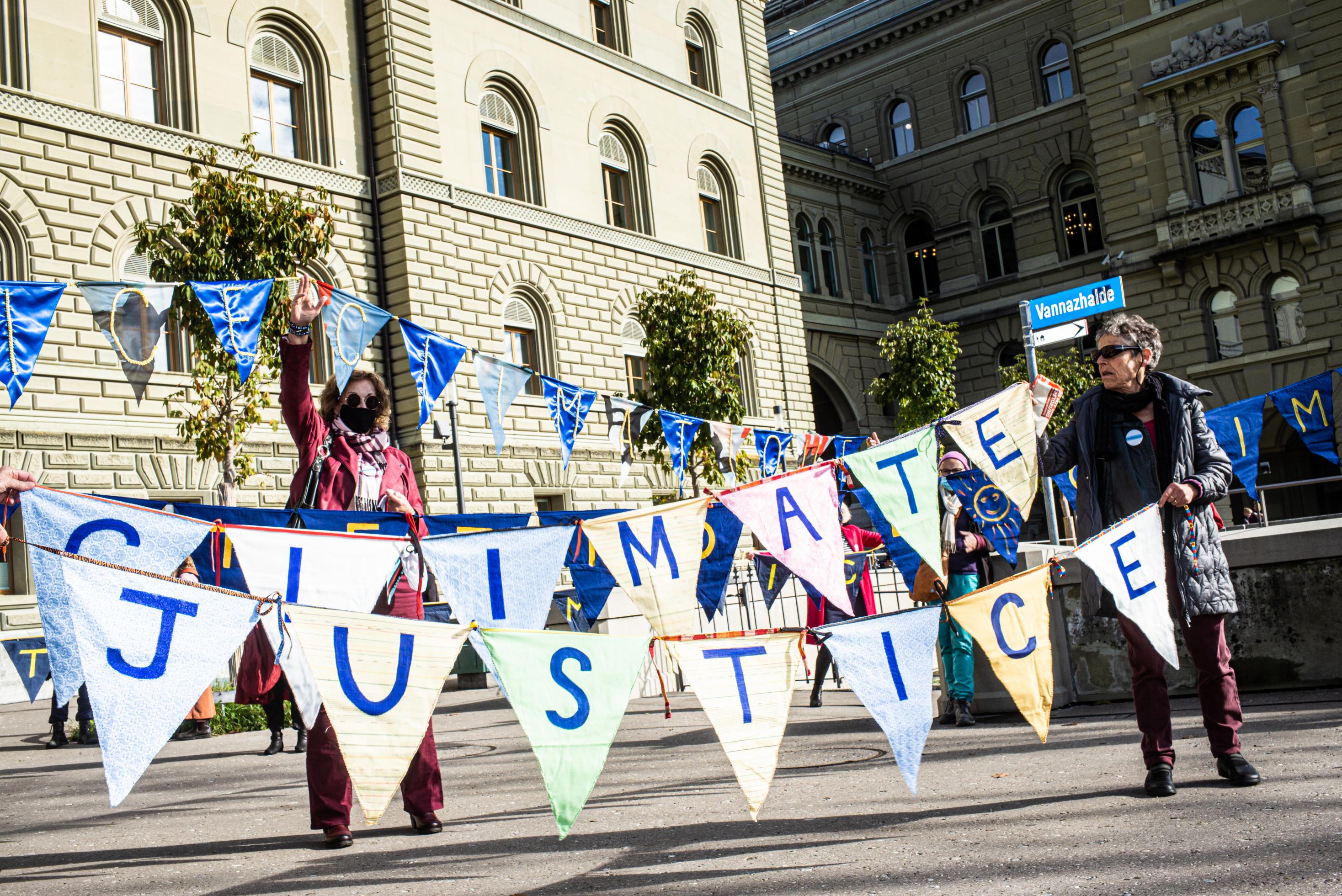 In Bern starten die Klimaseniorinnen ihre Reise nach Strassburg, um ihre in der Schweiz gescheiterte Klage an den Europäischen Gerichtshof für Menschenrechte zu übergeben.