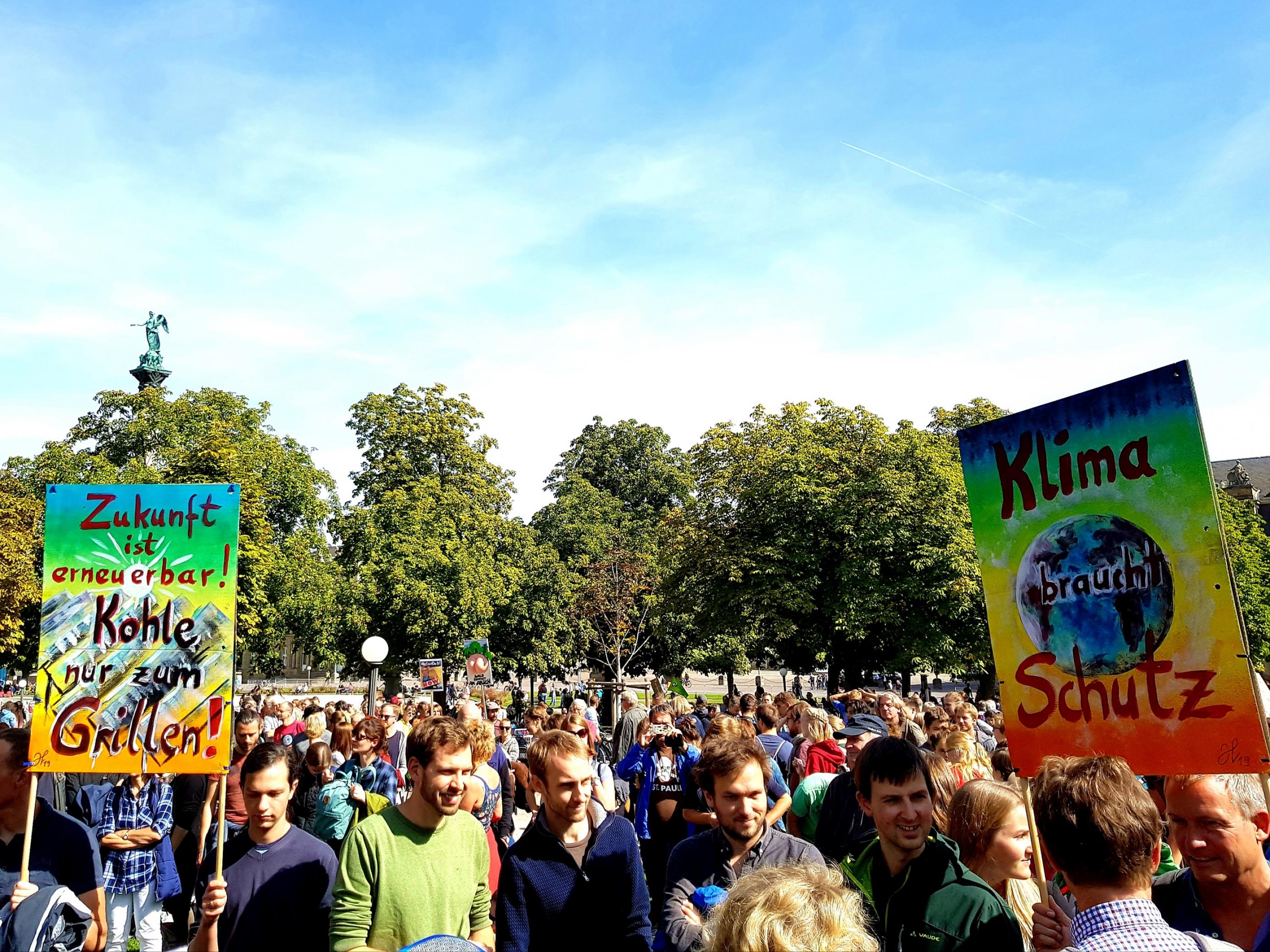 Bunte Plakate auf dem Stuttgarter Schlossplatz