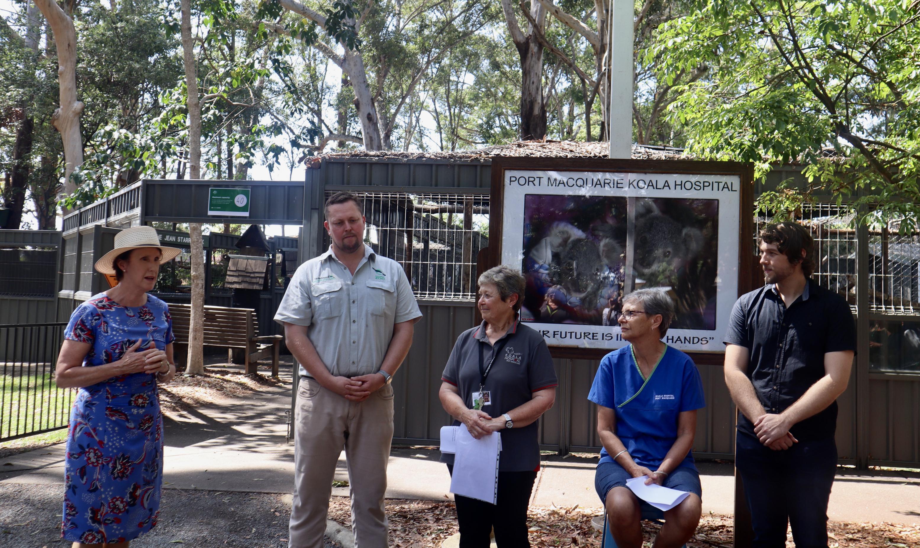 Unter dne Eurkalyptusbäumen des Koalahospitals in Port Macquarie stehen die Abgeordnete Leslie Williams, Artenschützer Nick Boyle, Präsidentin Sue Ashton, Koala-Expertin Cheyne Flanagan und Genetik Matt Lott bei einer Feier zur Eröffnung des Zuchtprogramms.