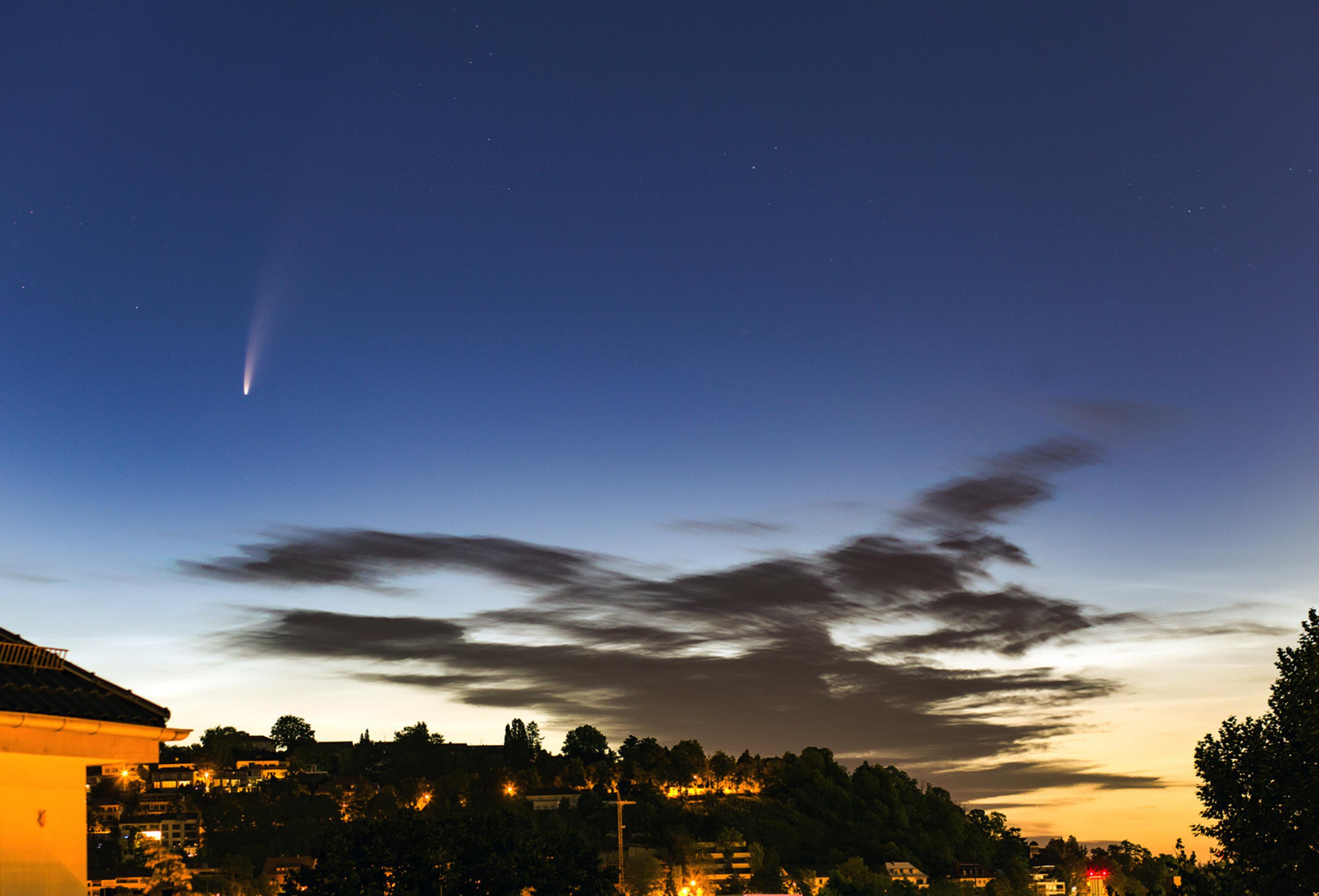 Der Komet C2020F3 NEOWISE am Dämmerungshimmel über Stuttgart am 20 Juli 2020.