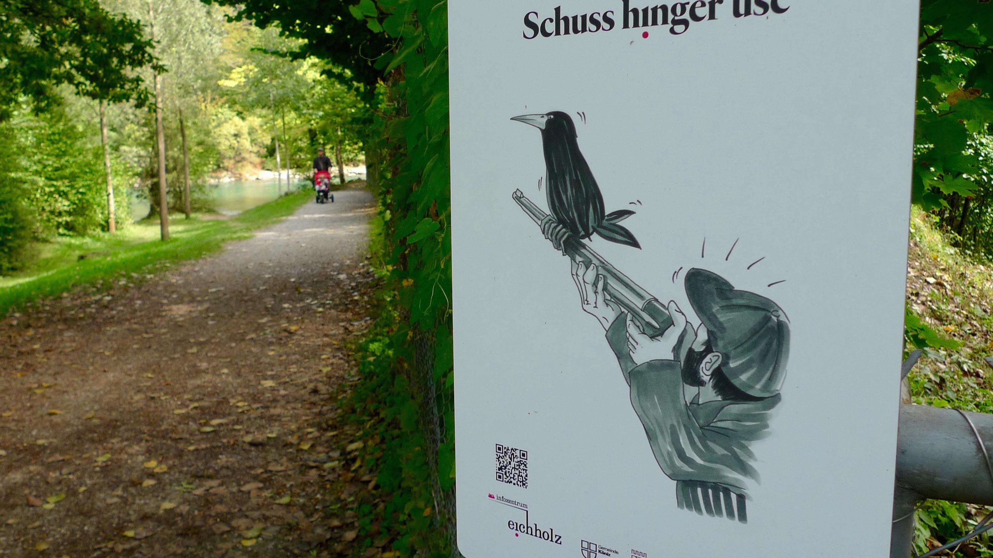 „Der Schuss geht nach hinten los“: Mit humoristischen Plakaten macht in Bern eine Ausstellung auf die Konflikte zwischen Mensch und Saatkrähen aufmerksam. Das Plakat zeigt einen Jäger, auf dessen Waffe eine Saatkrähe sitzt.