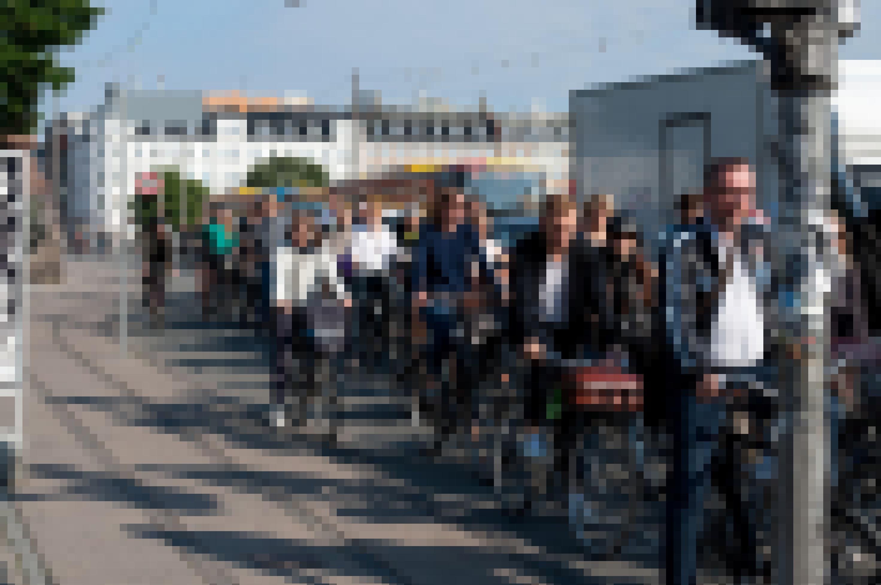 Hauptverkehrsstraße mit einem Pulk aus vielen Fahrradfahrern