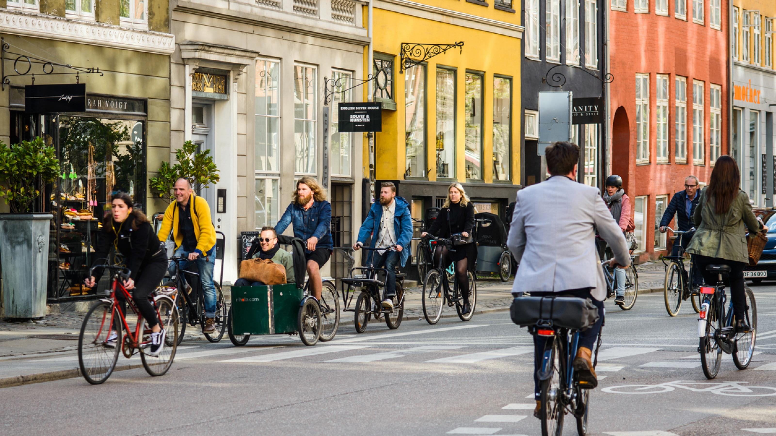 Kopenhagen. Eine Gruppe Radfahrer fährt durch die Altstadt.