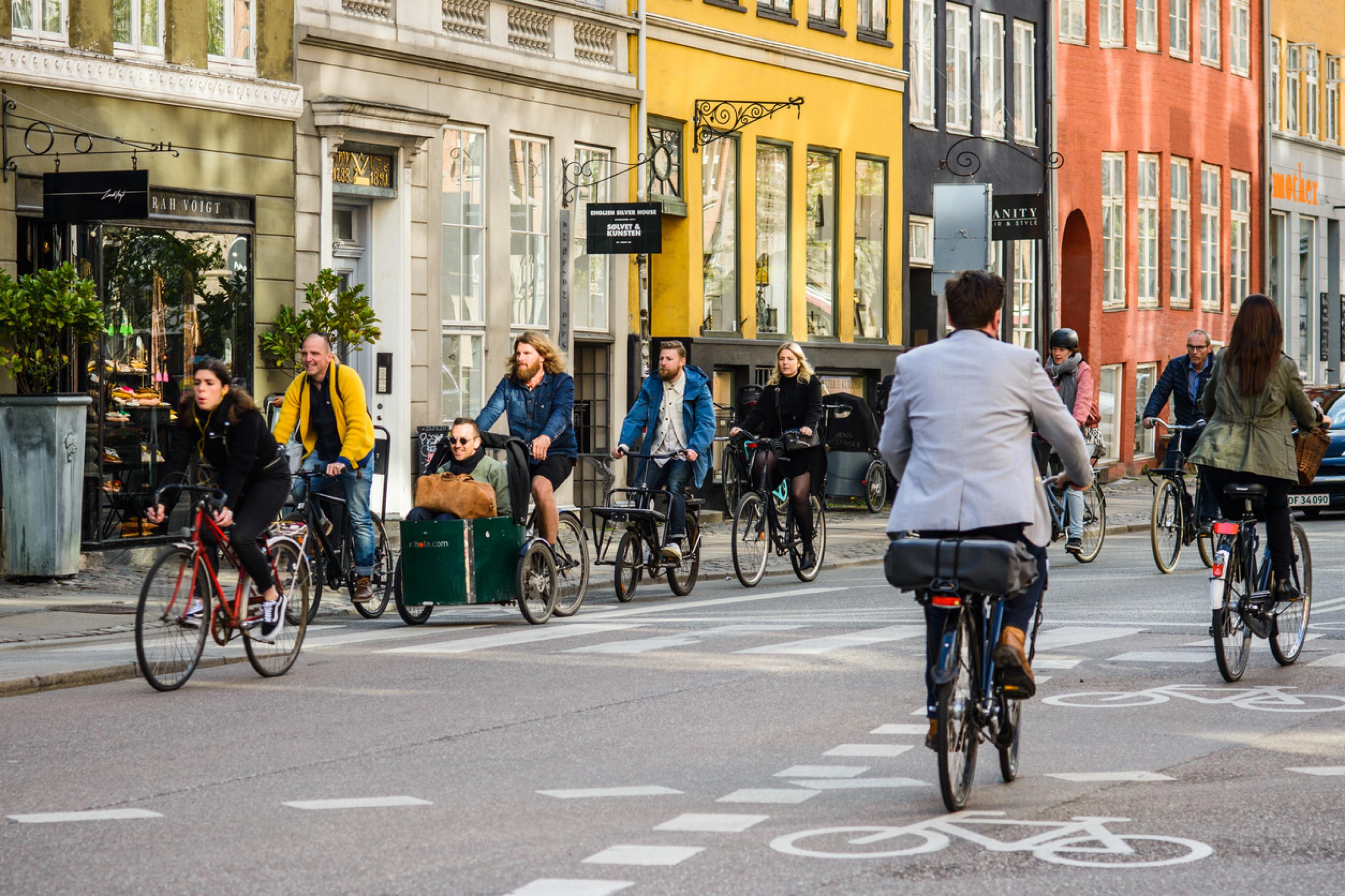Kopenhagen. Eine Gruppe Radfahrer fährt durch die Altstadt.